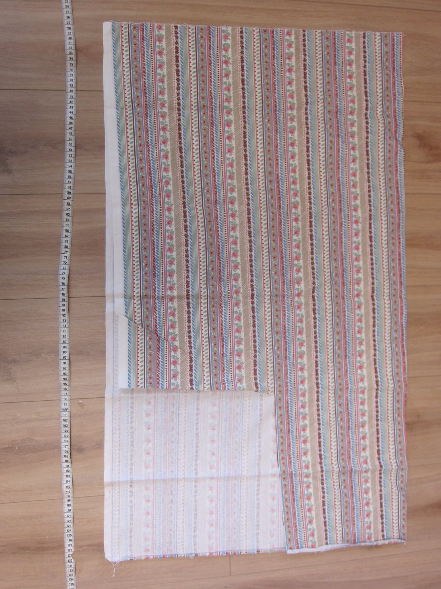 Mönstrat tyg i flertal färger ca 116x 108cm minus 31x34cm
