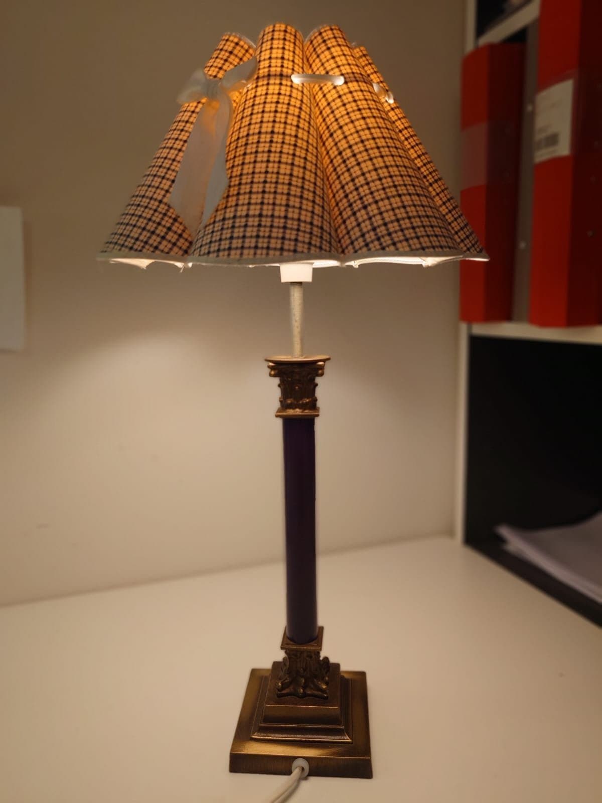 Dekorativ bordslampa i klassisk stil – blå/vit rutig lampskärm