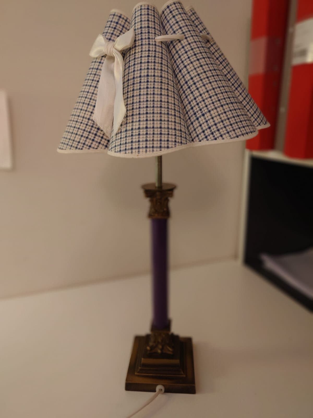 Dekorativ bordslampa i klassisk stil – blå/vit rutig lampskärm