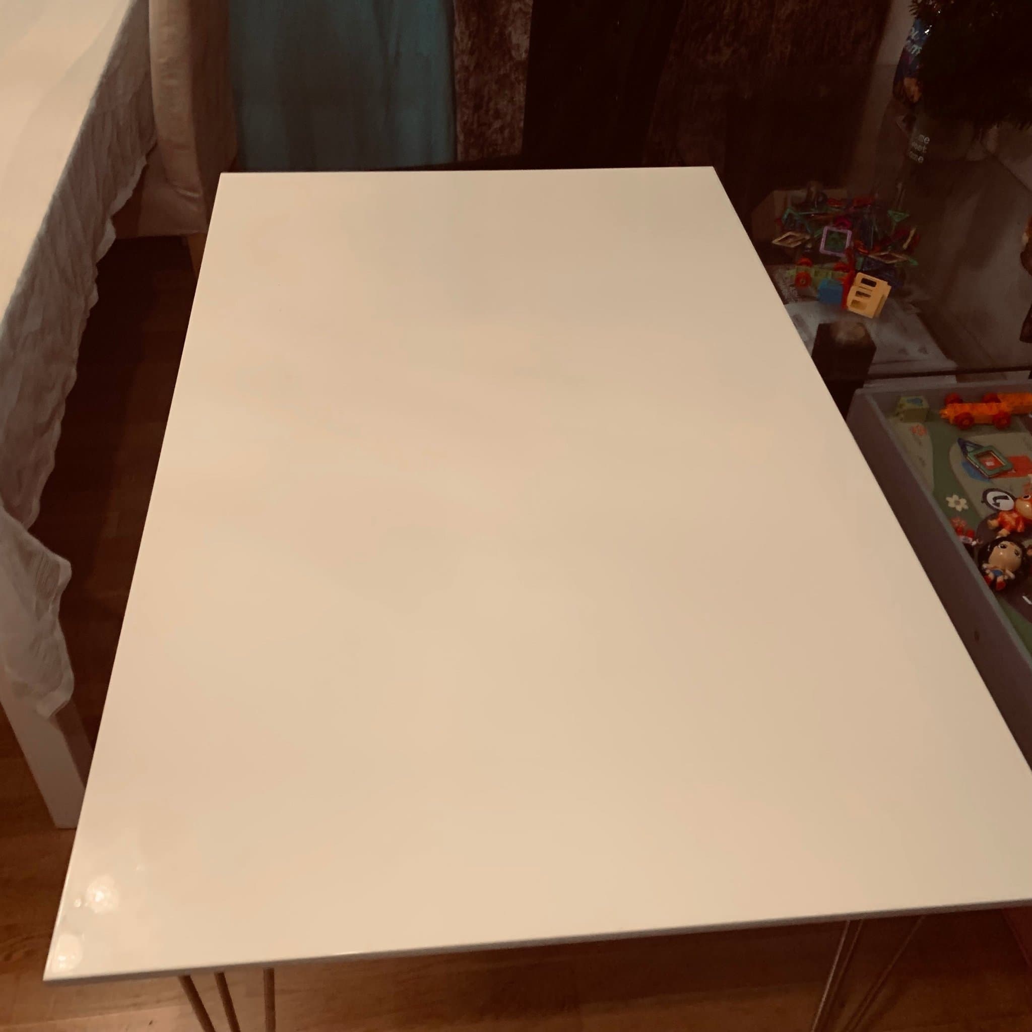 Vitt bord med metallben