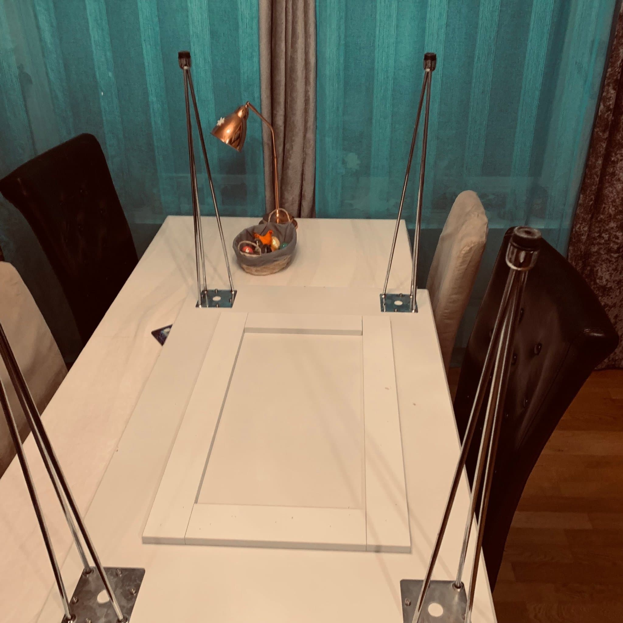 Vitt bord med metallben