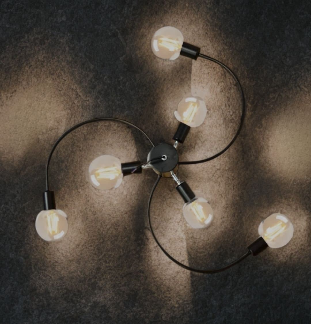 Modern spiralformad taklampa i svart – Stilren belysning för alla rum