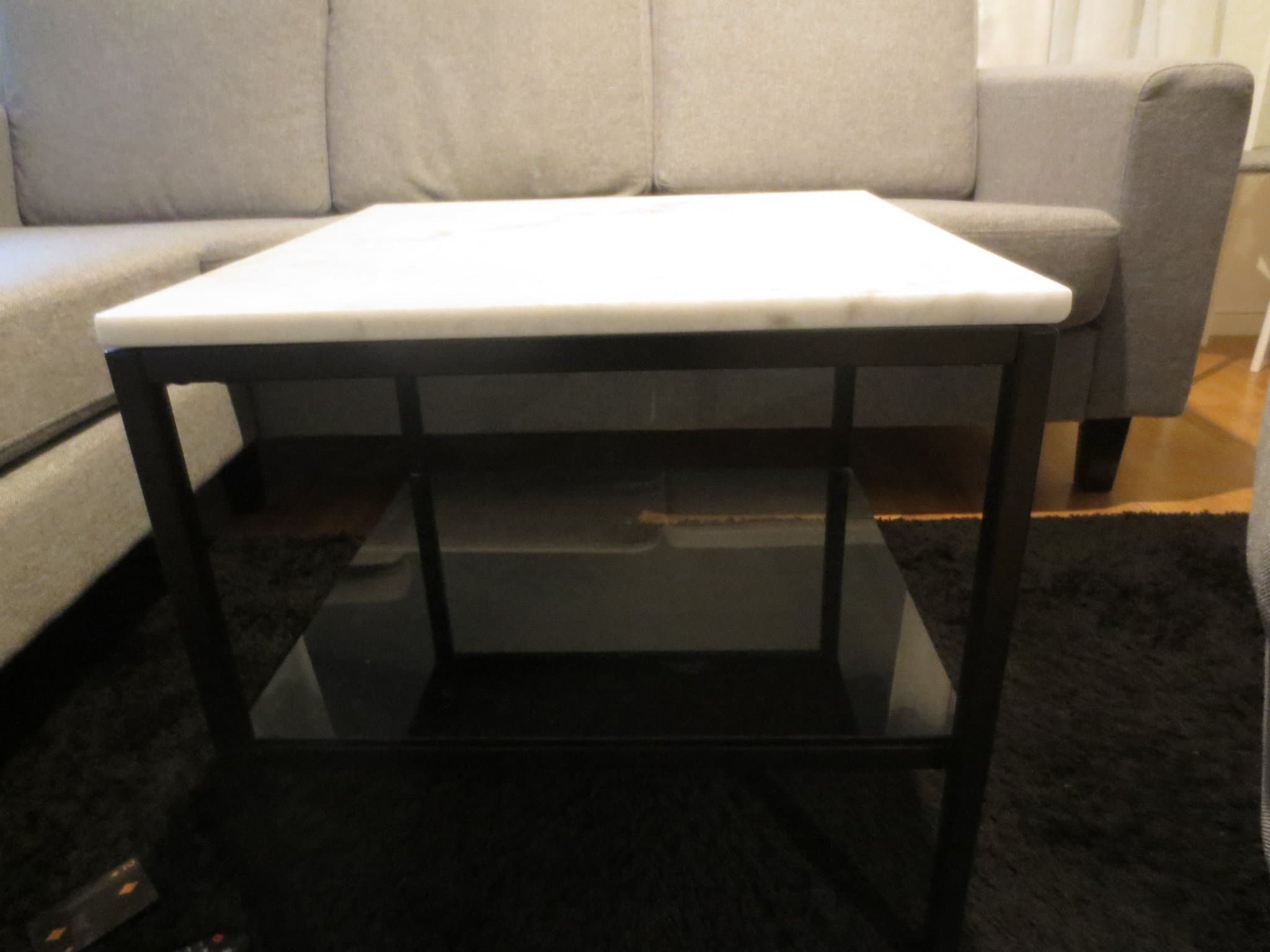 Snyggt soffbord med marmor skiva