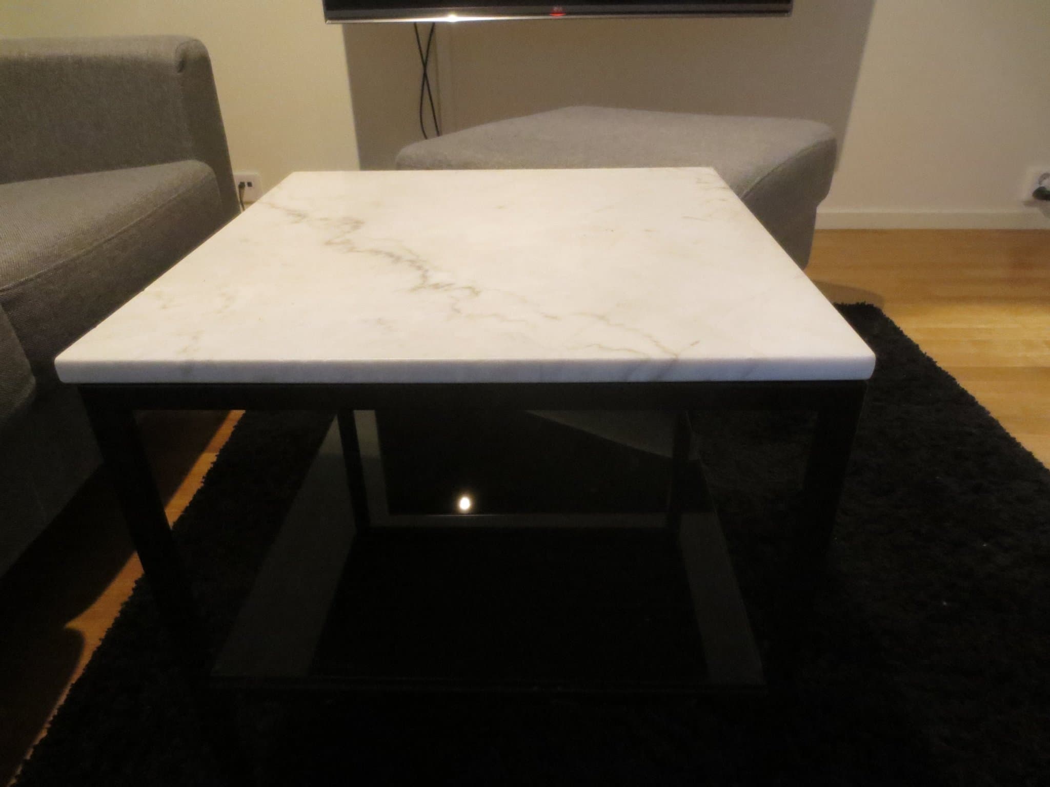 Snyggt soffbord med marmor skiva