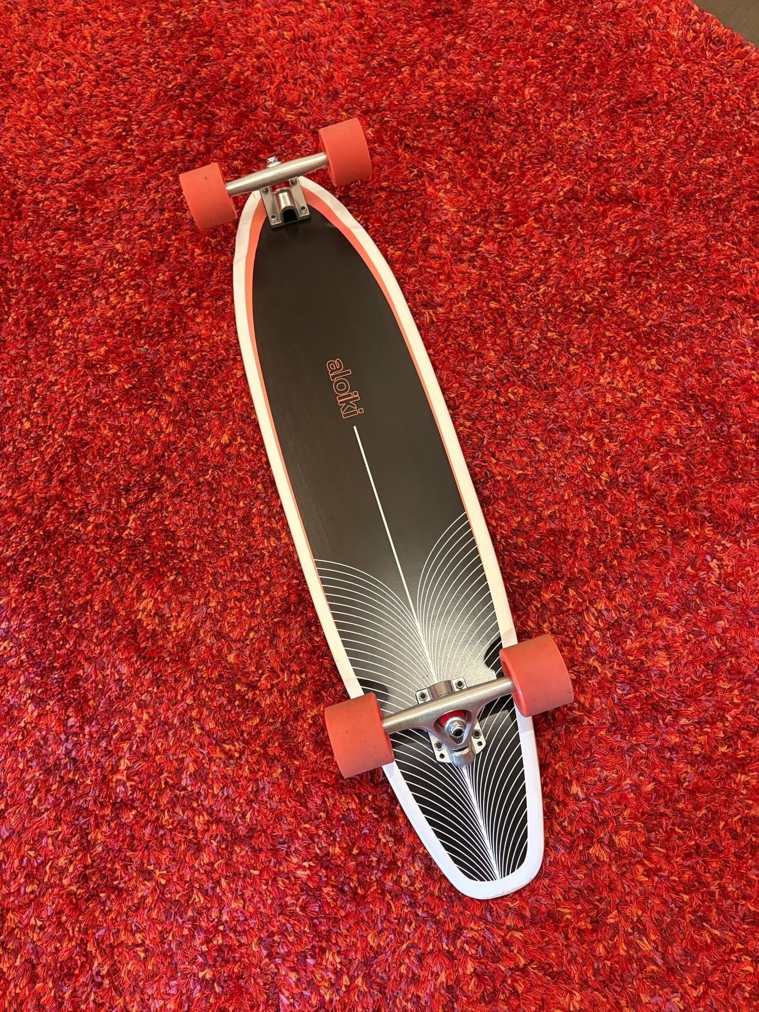 Aloiki Pintail Longboard, svart/röd 37,8” (nyskick!)