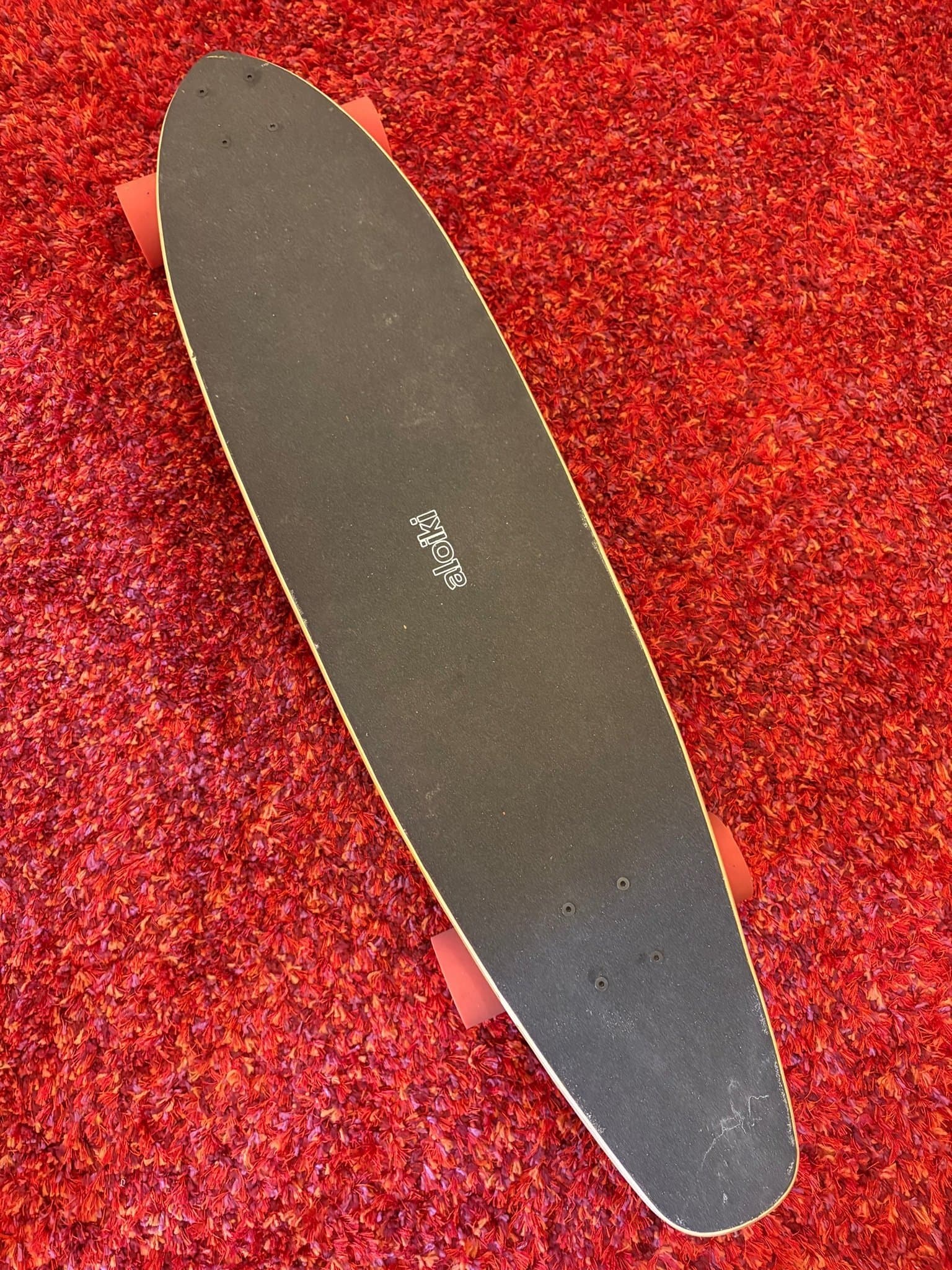 Aloiki Pintail Longboard, svart/röd 37,8” (nyskick!)