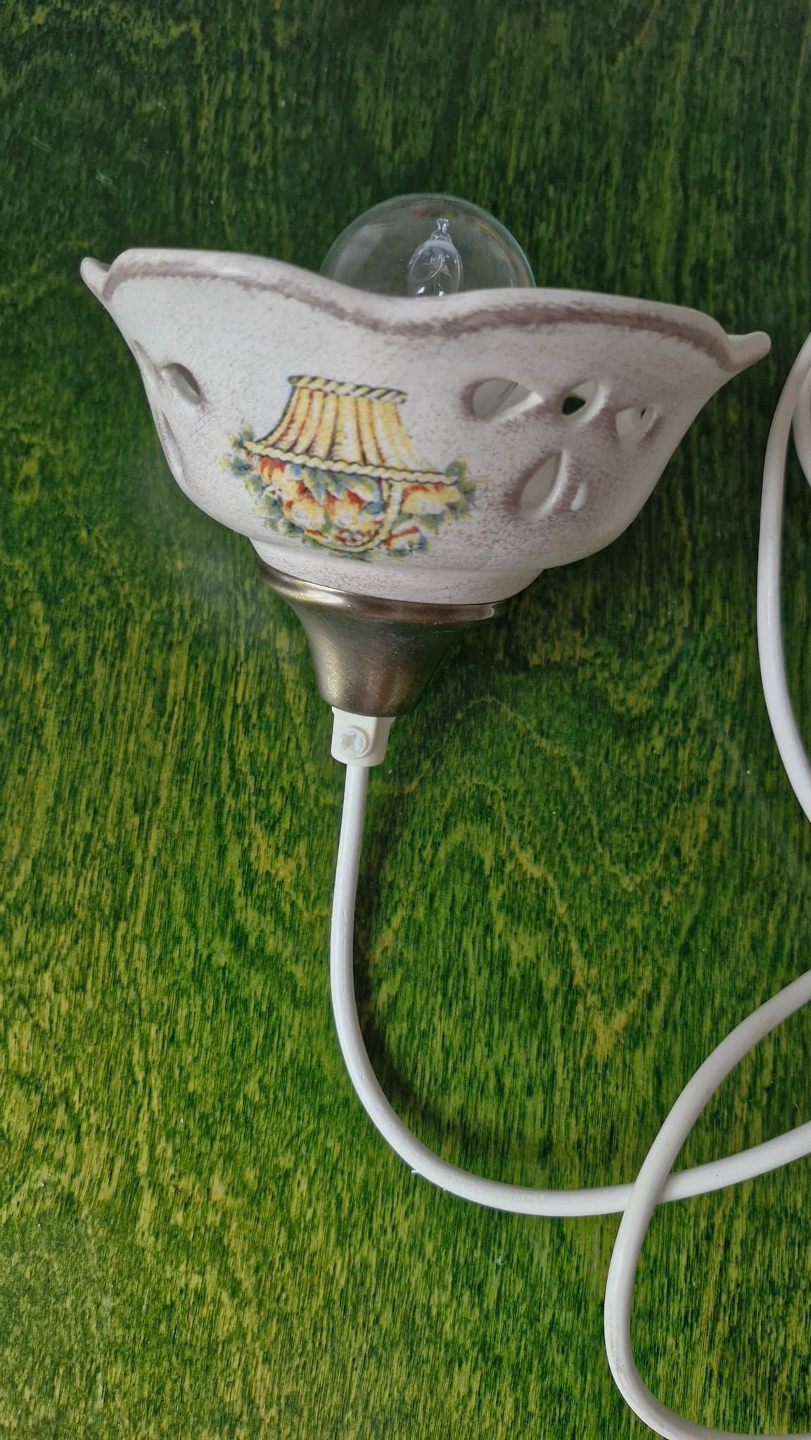 Retro fönster/vägglampa i keramik med korgmotiv