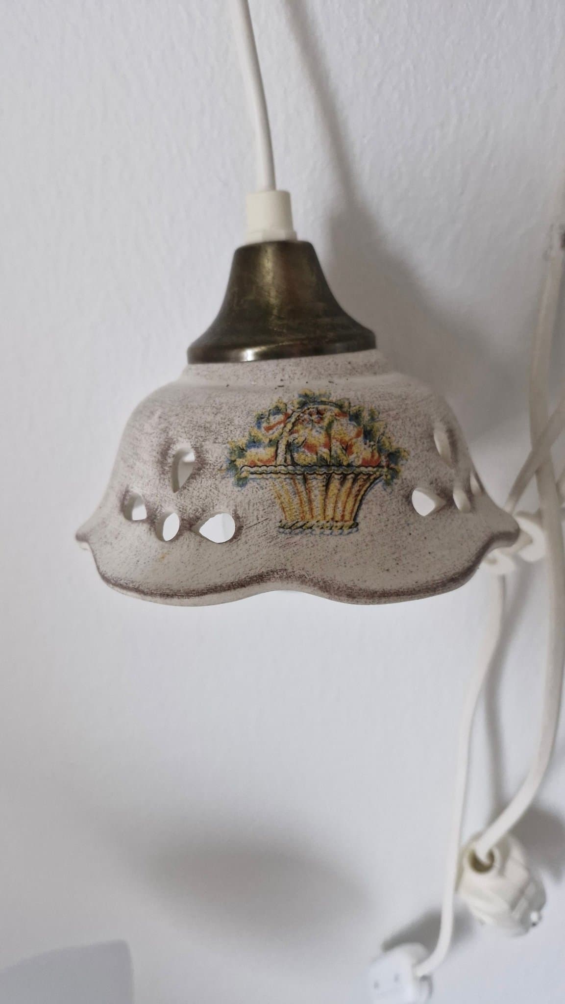 Retro fönster/vägglampa i keramik med korgmotiv