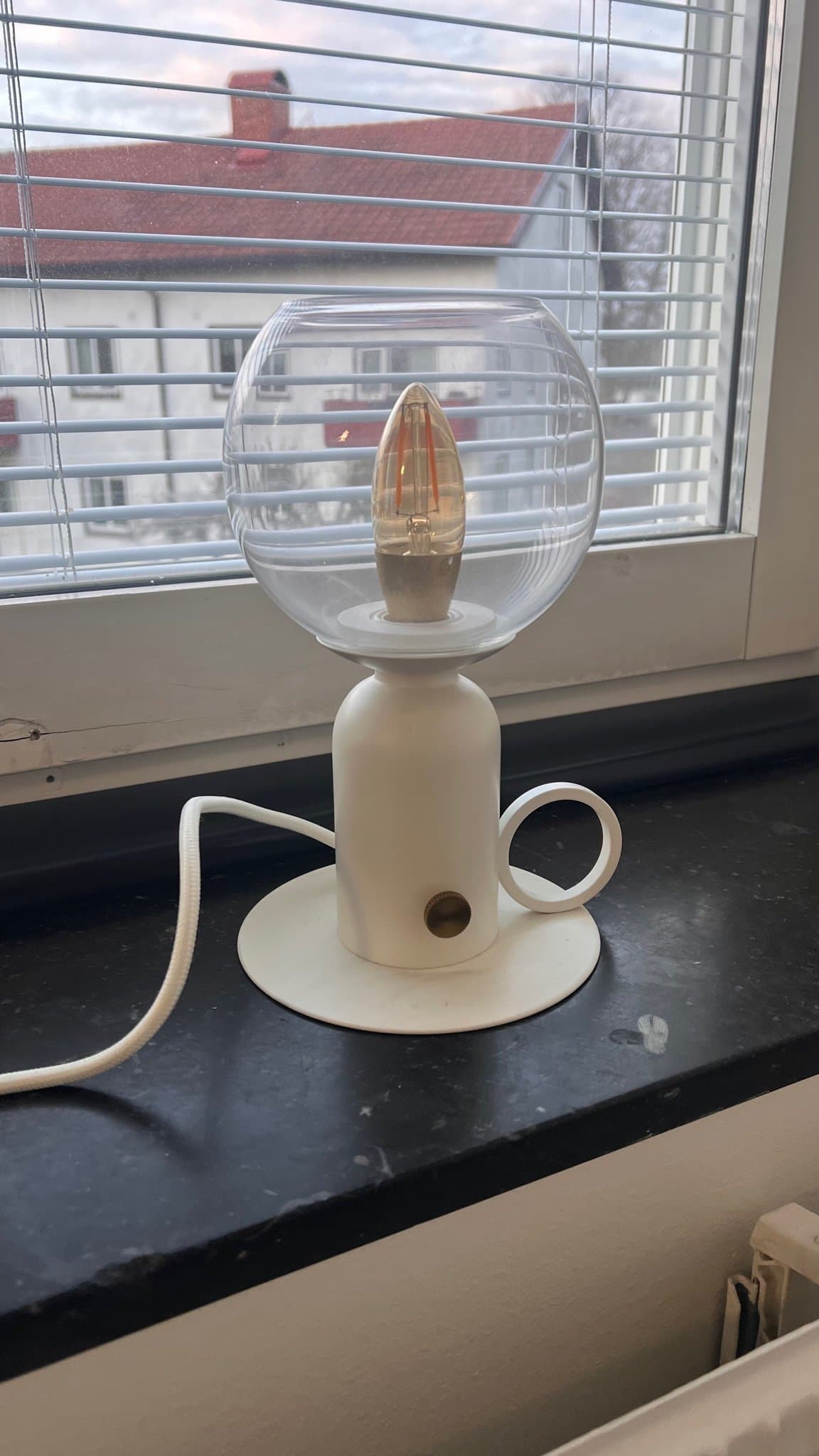 Bordslampa i vit metall och glas