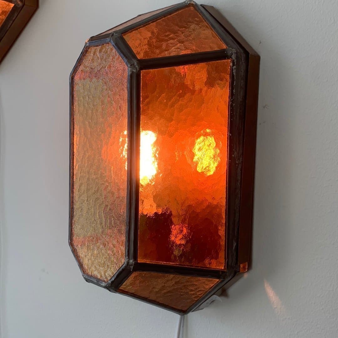 Vägglampa i glas och metall