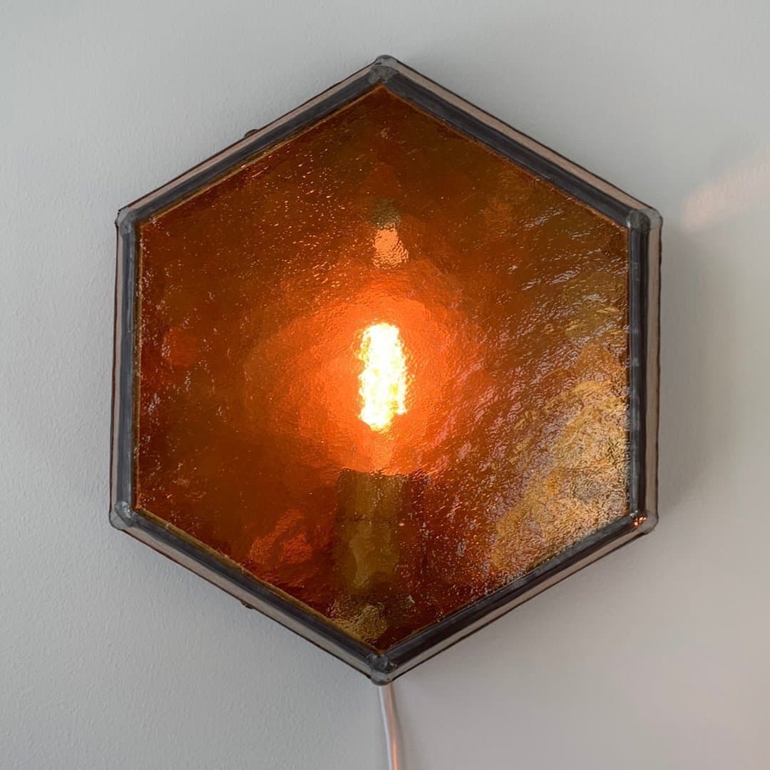 Vägglampa i hexagonform