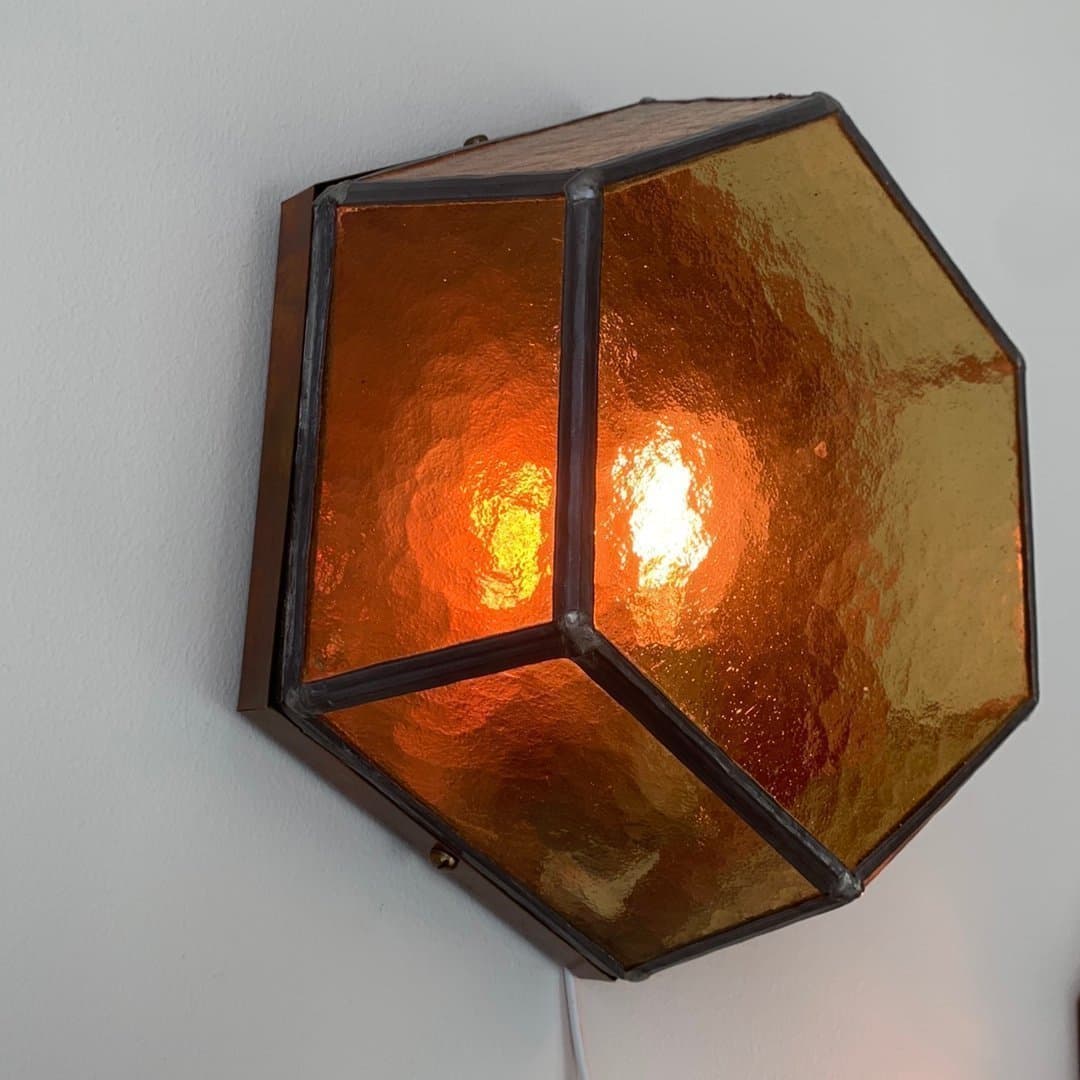 Vägglampa i hexagonform