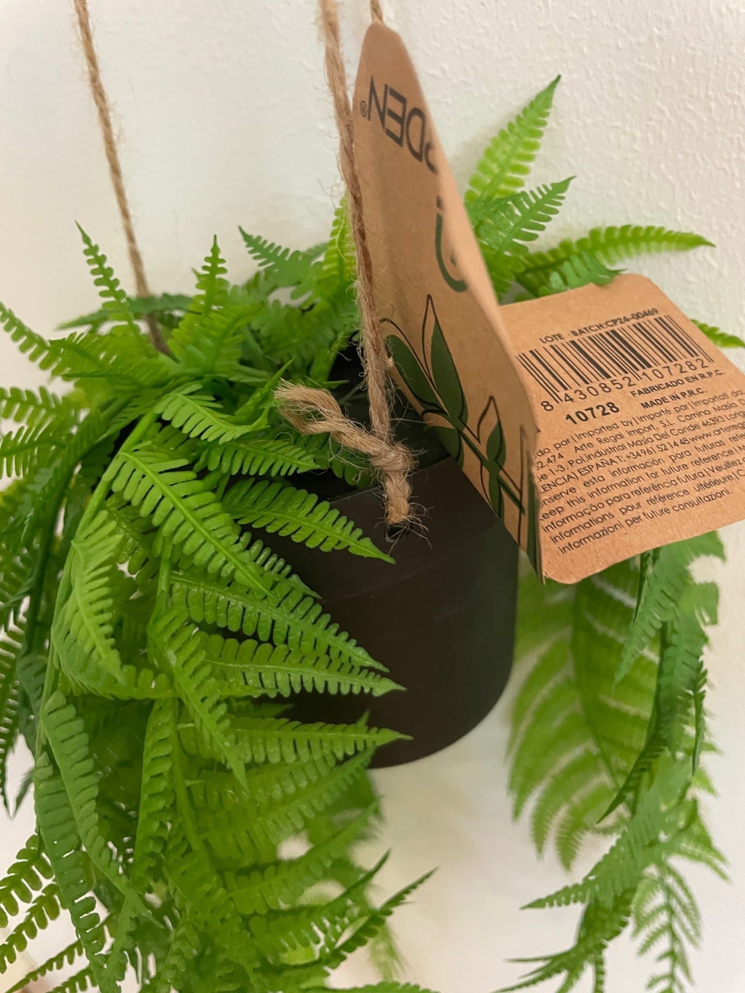 Hängande konstgjord ormbunke