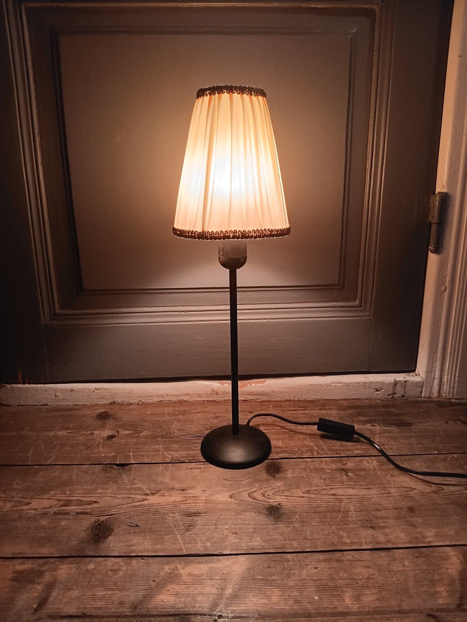 Bordslampa med plisserad skärm
