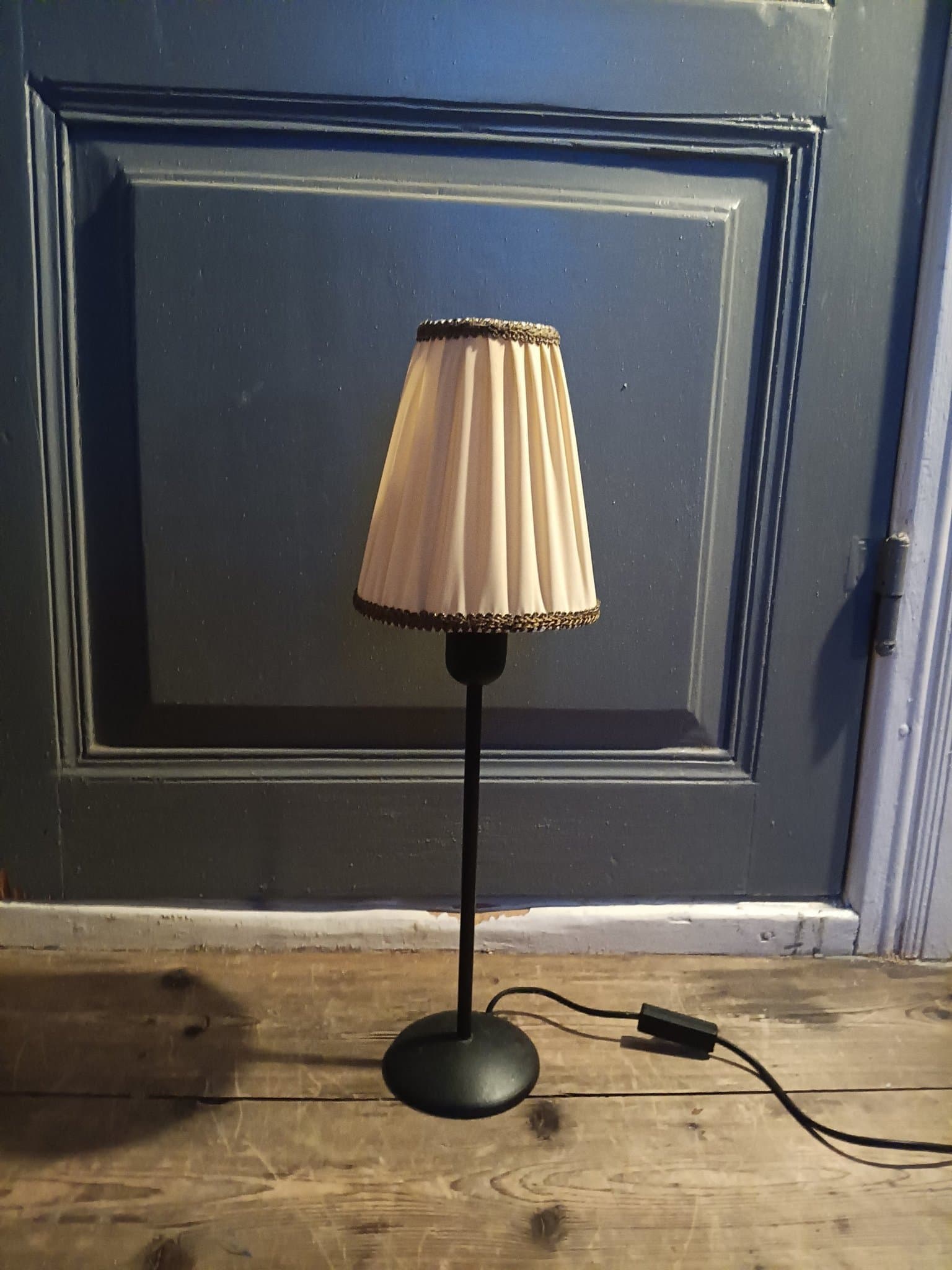 Bordslampa med plisserad skärm