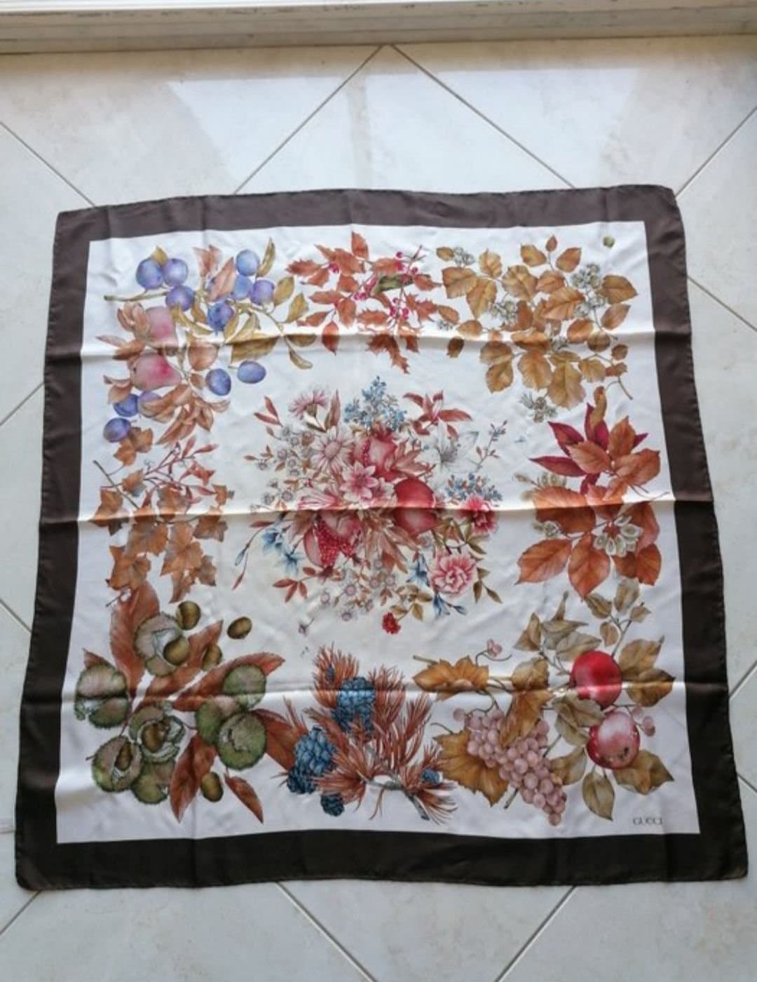 GUCCI VINTAGE SJAL FOULARD MED FINA BLOMMOR