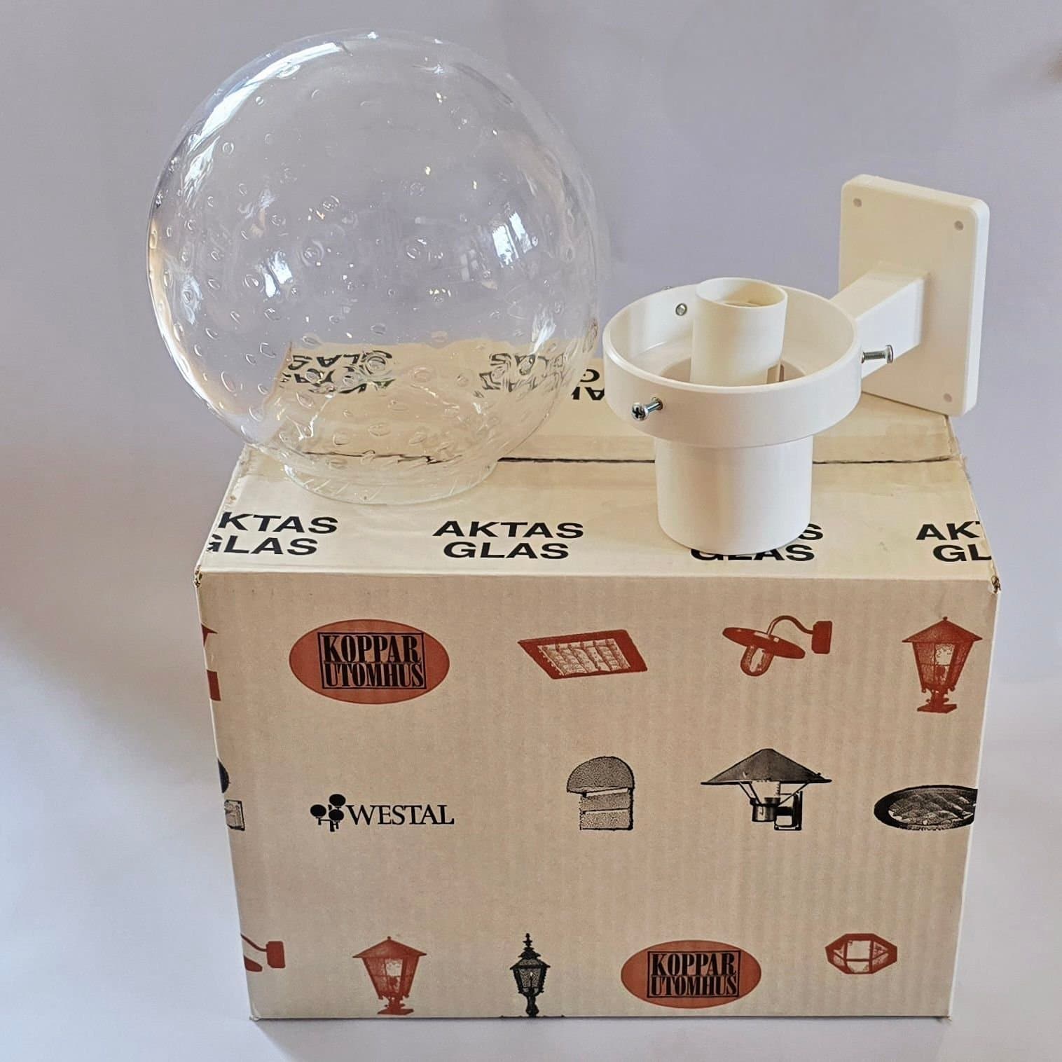 Westal Molly vägglampa armatur vit ny i kartong. 200 mm glasglob.
