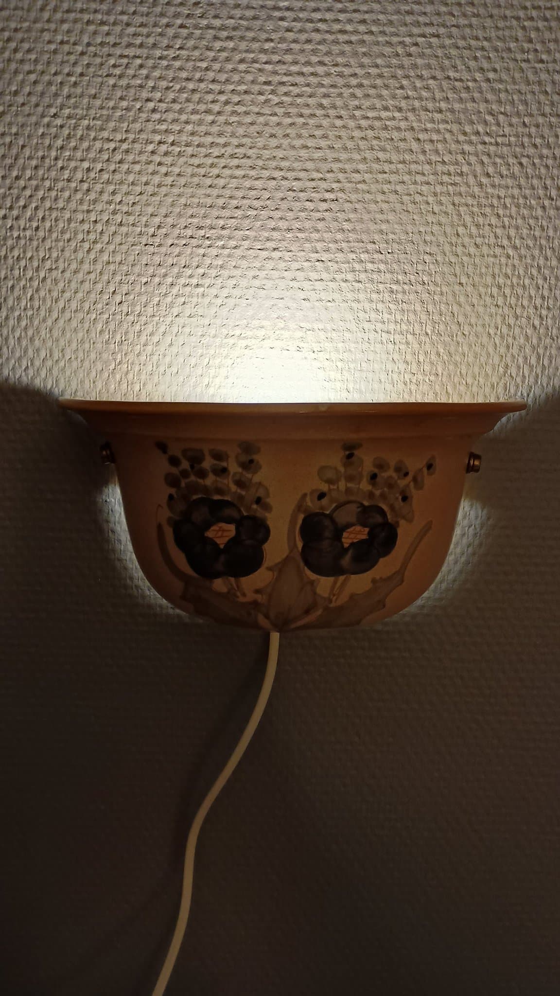 Retro vägglampa i keramik/porslin – handmålad blommor – Ca 70-tal