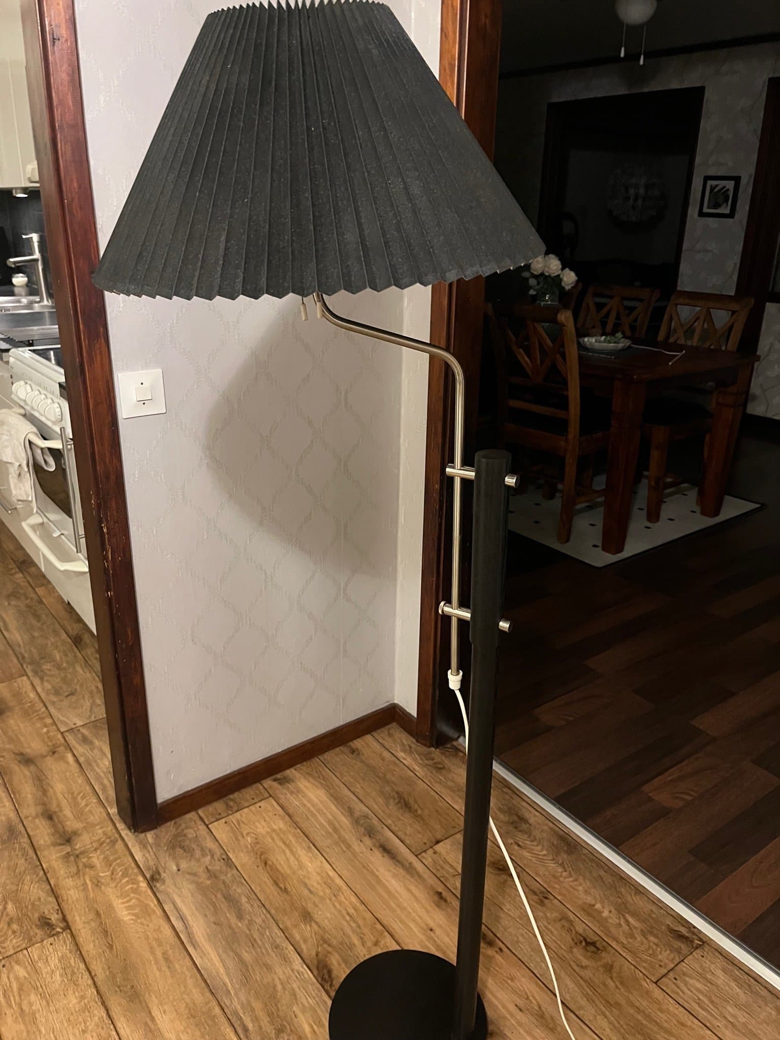 Golvlampa med svart plisserad skärm