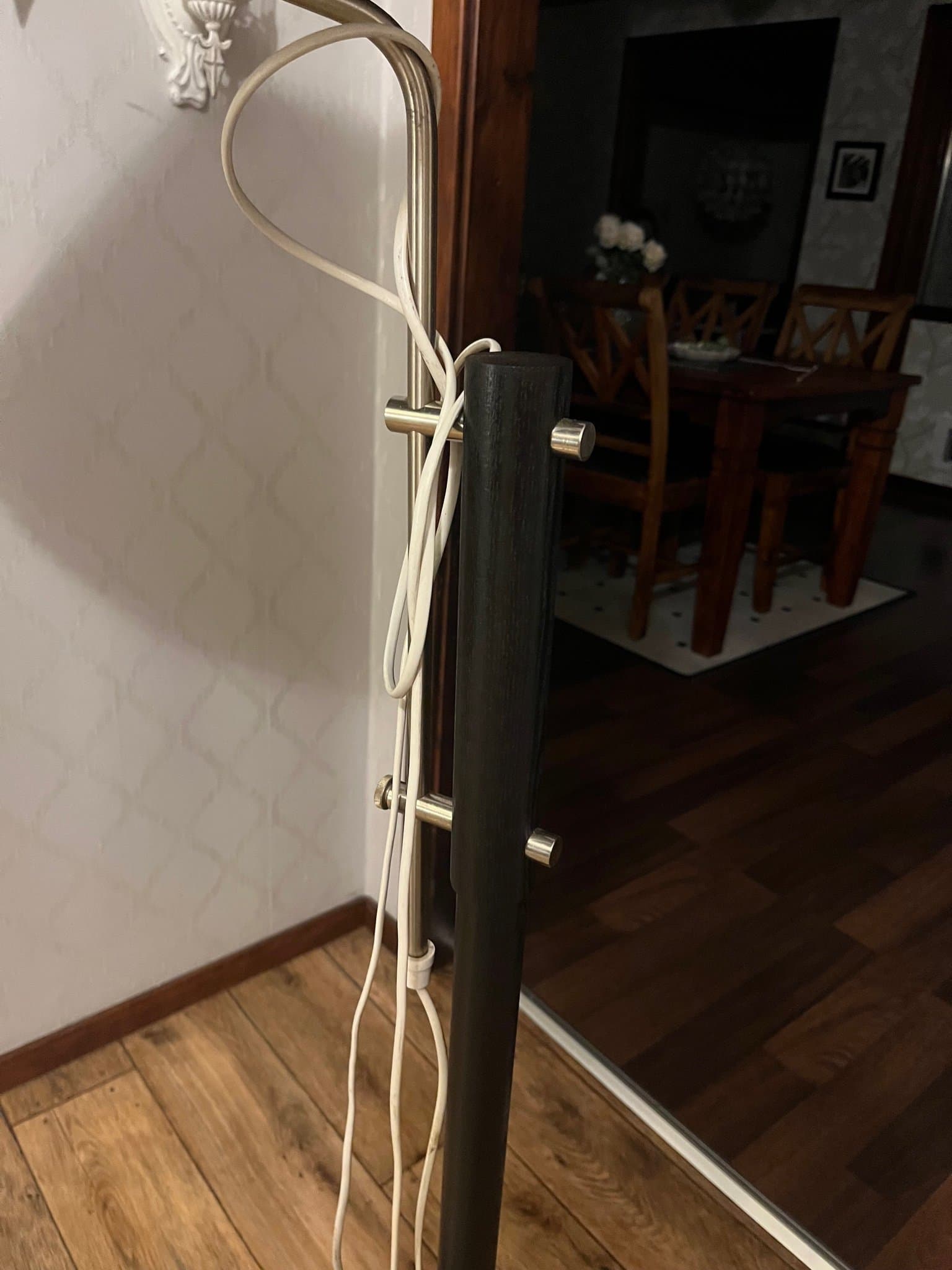 Golvlampa med svart plisserad skärm
