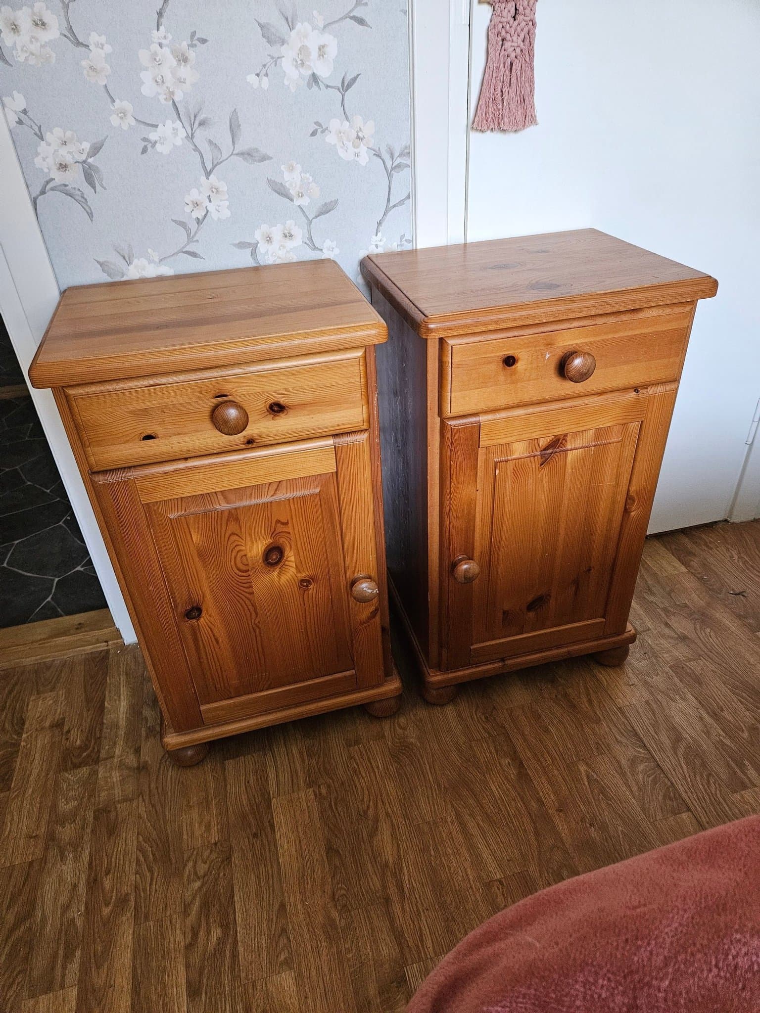 2 vintage Sängbord/pottskåp i furu med låda och skåp