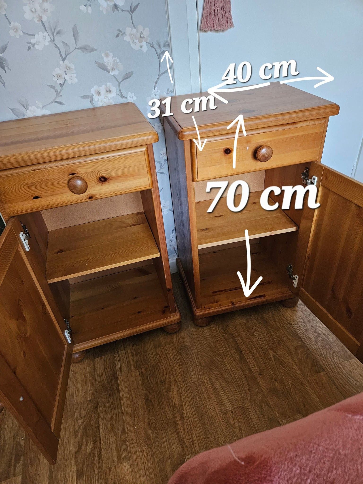 2 vintage Sängbord/pottskåp i furu med låda och skåp