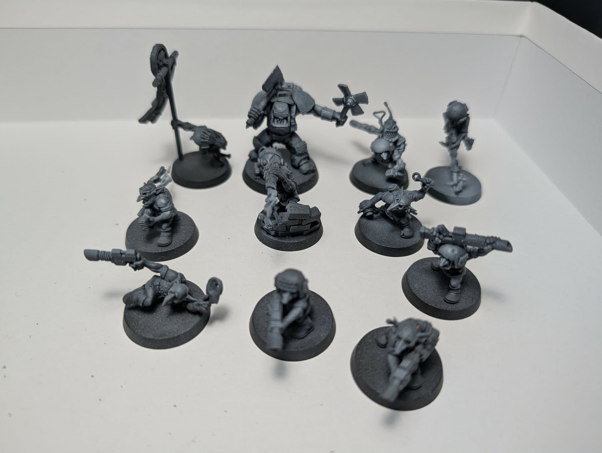 Warhammer 40K 3D printade Gretchinz med Runtherd