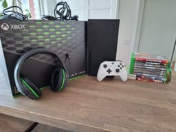 Xbox Series X med handkontroll, headset och spel