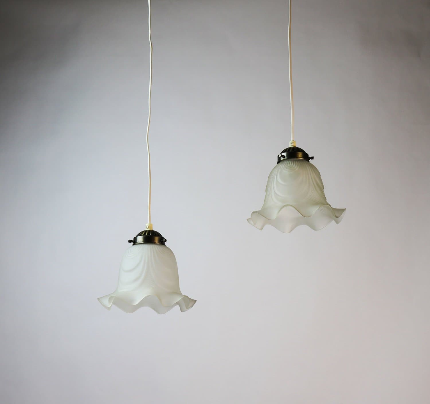 Ett par vintage pendlar för tak/fönster. Klockskärmar med volang frostat glas.