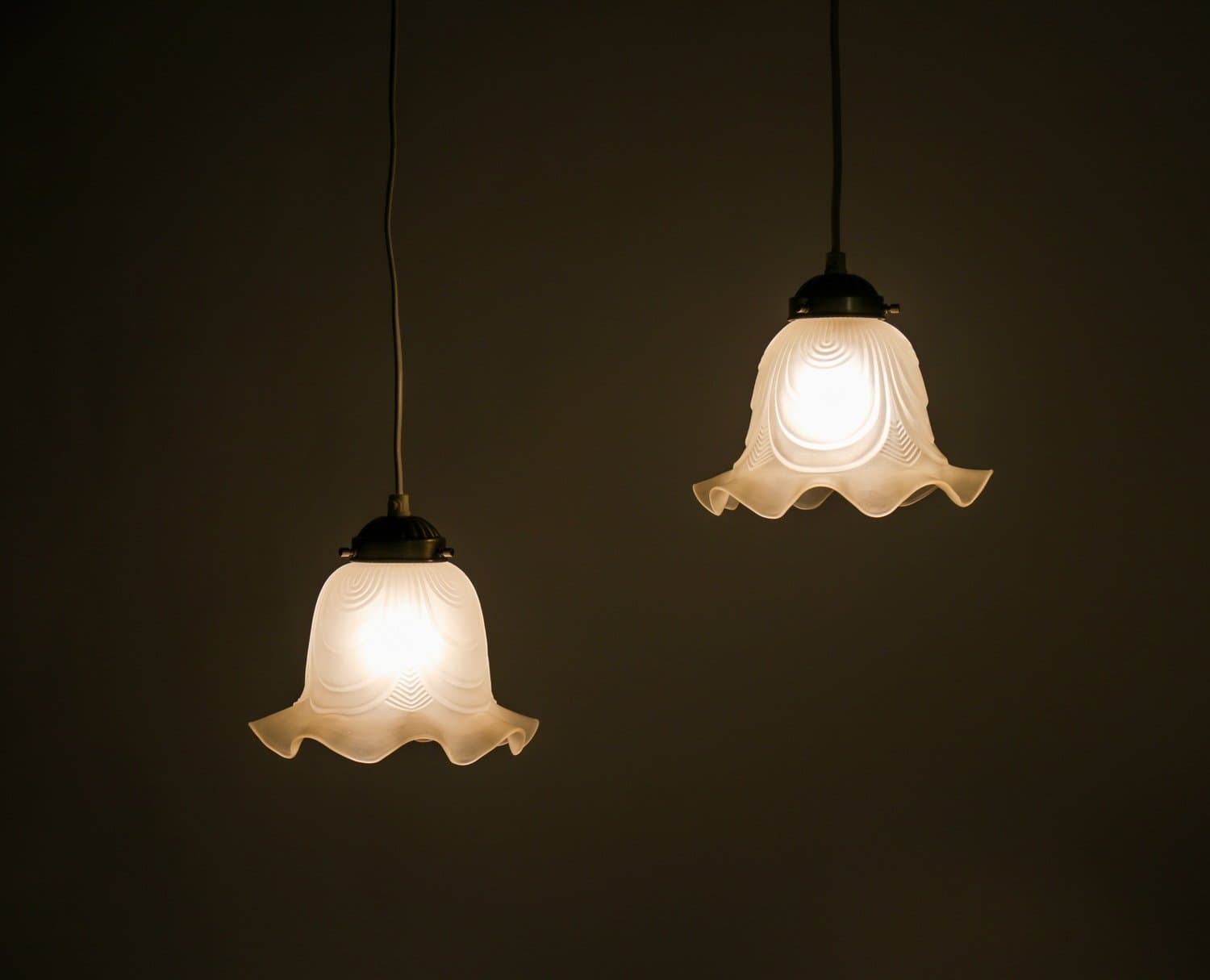 Ett par vintage pendlar för tak/fönster. Klockskärmar med volang frostat glas.