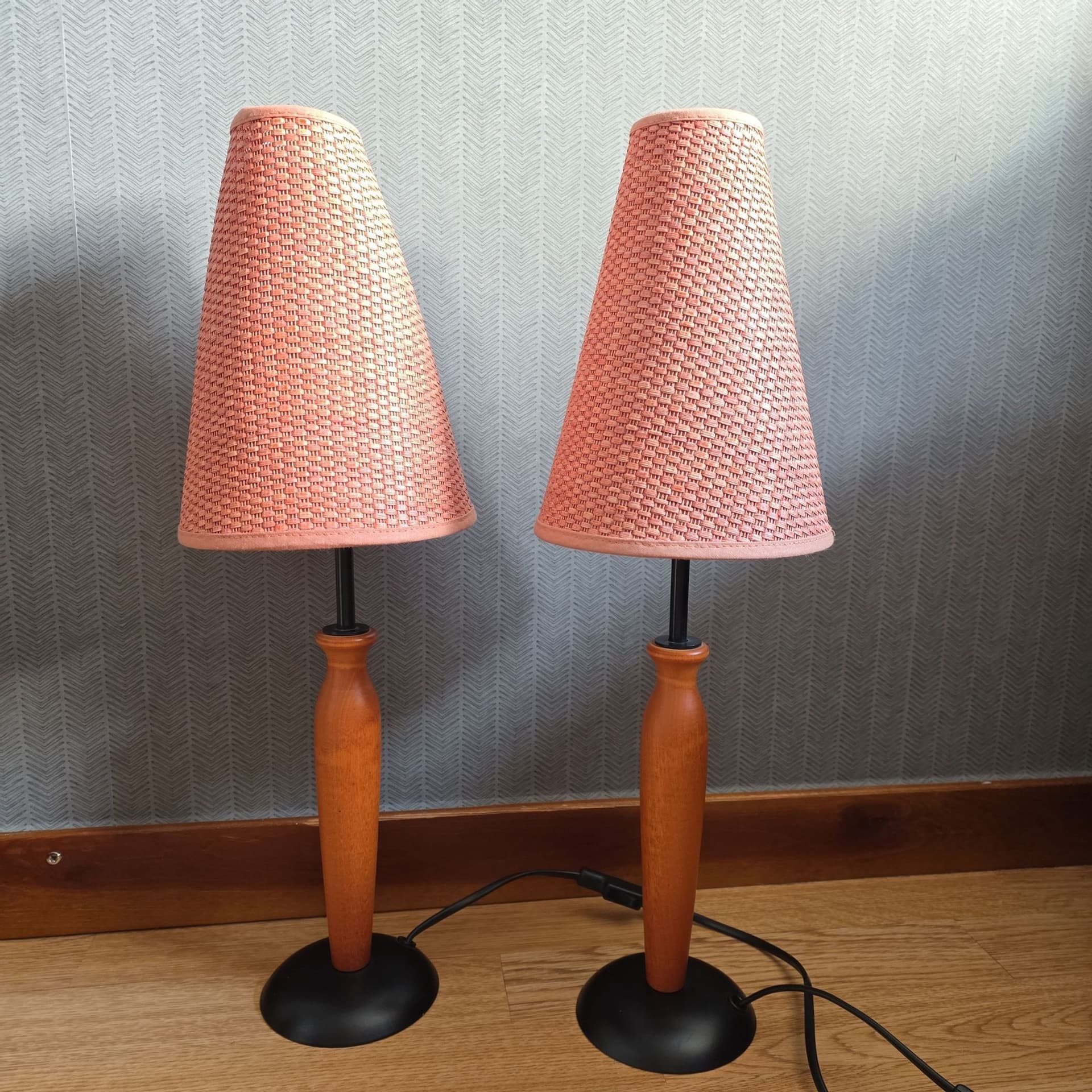Retro Superfina från VIGAN LIGHTING Bordslampor / Sänglampor med rosa skärmar