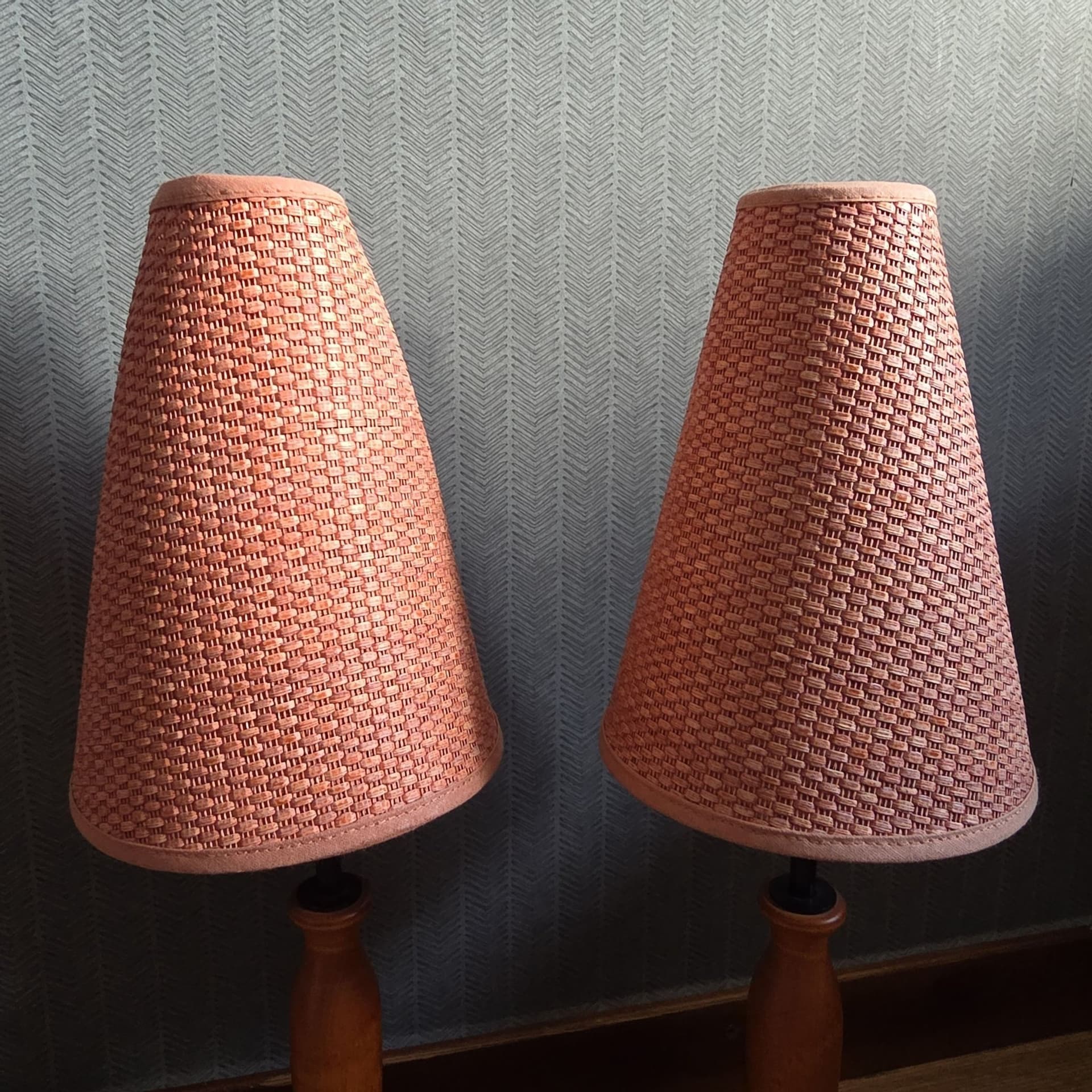 Retro Superfina från VIGAN LIGHTING Bordslampor / Sänglampor med rosa skärmar