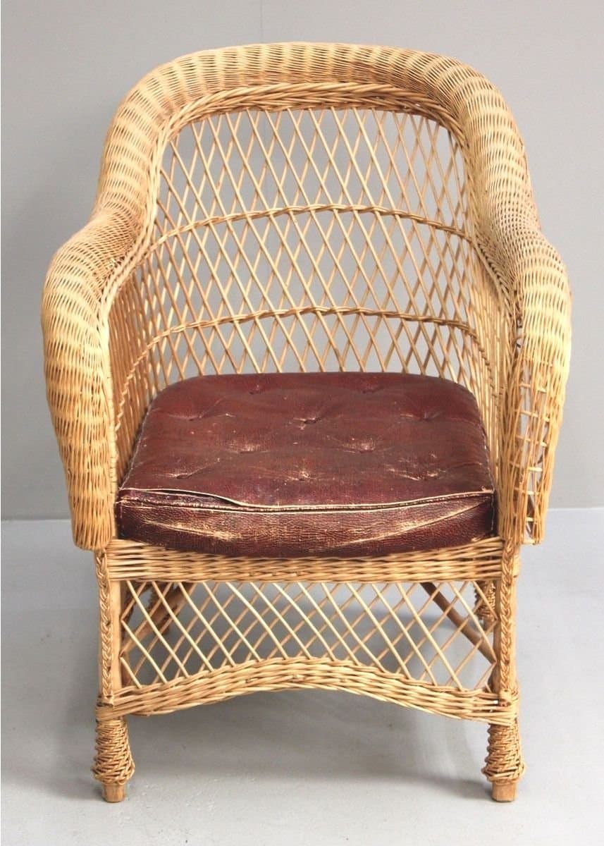 Gammal fin rottingfåtölj och tillhörande bord !