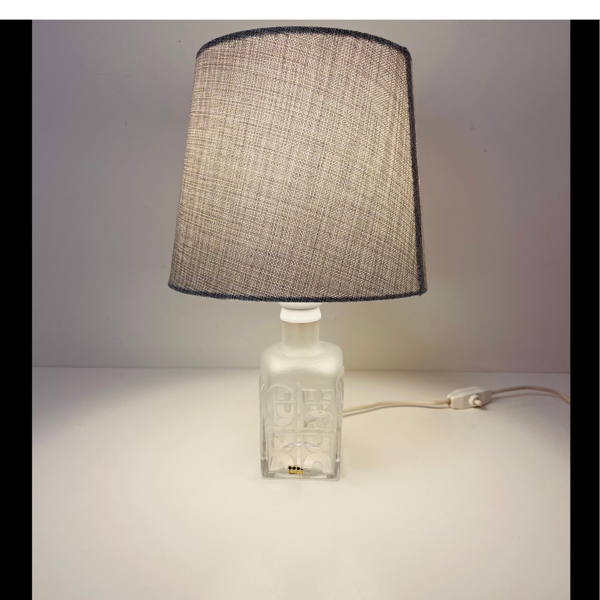 BERTIL VALLIEN. Bordslampa, glas, Boda-Åfors glasbruk, signerad och numrerad.