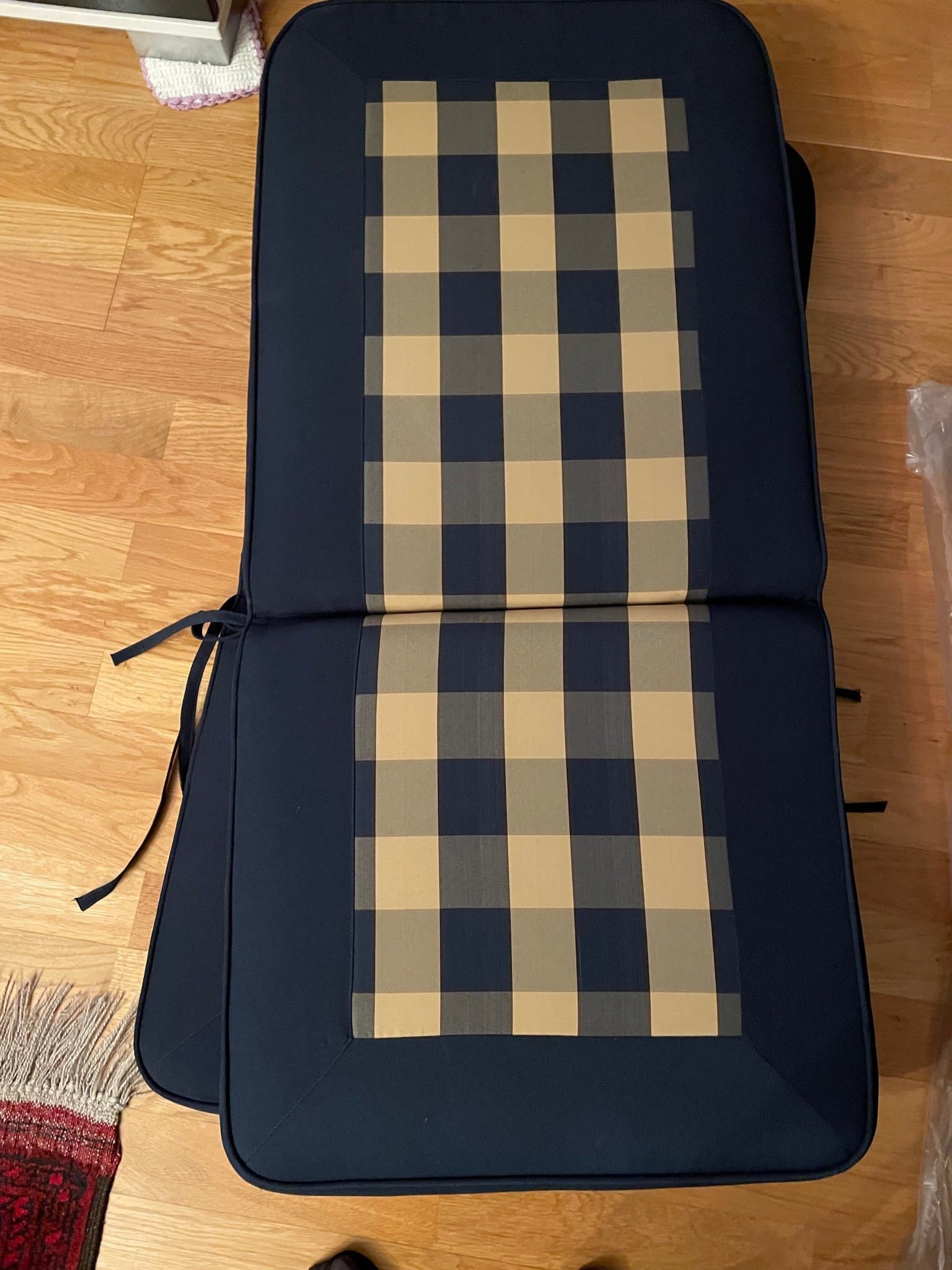 4 stNya dynor till stolar med dragkedjor i både rygg o sittdelen ELLER FÖRSLAG