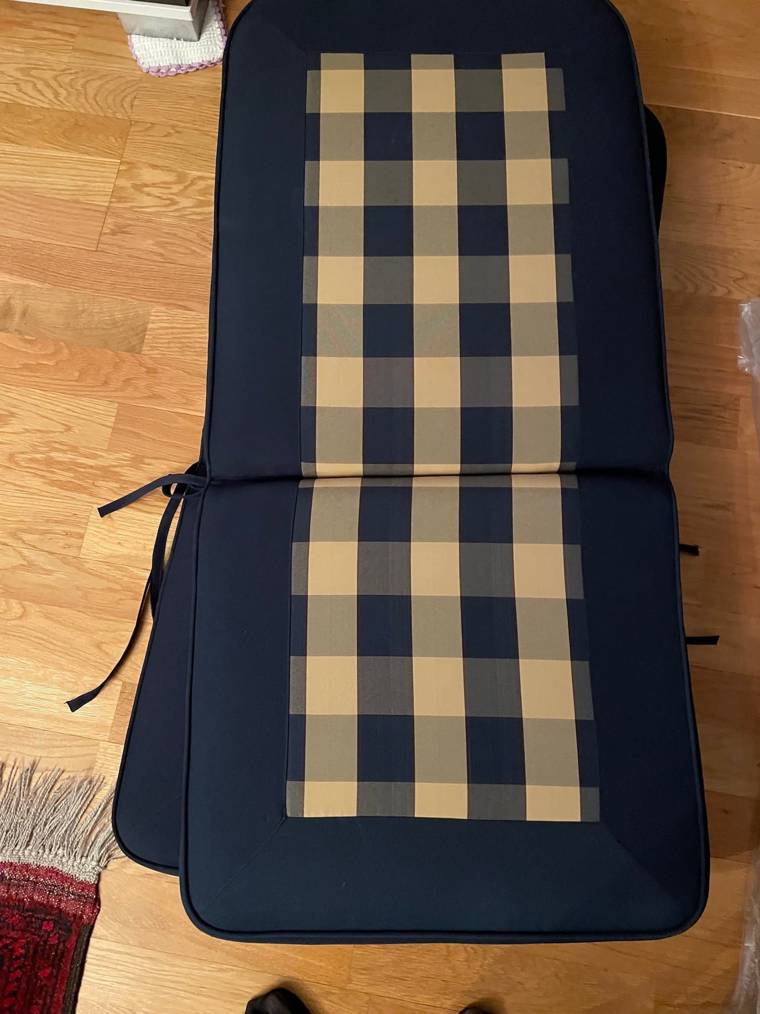 4 stNya dynor till stolar med dragkedjor i både rygg o sittdelen ELLER FÖRSLAG