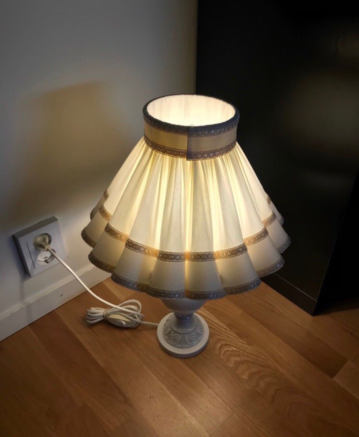 Bordslampa med plisserad skärm