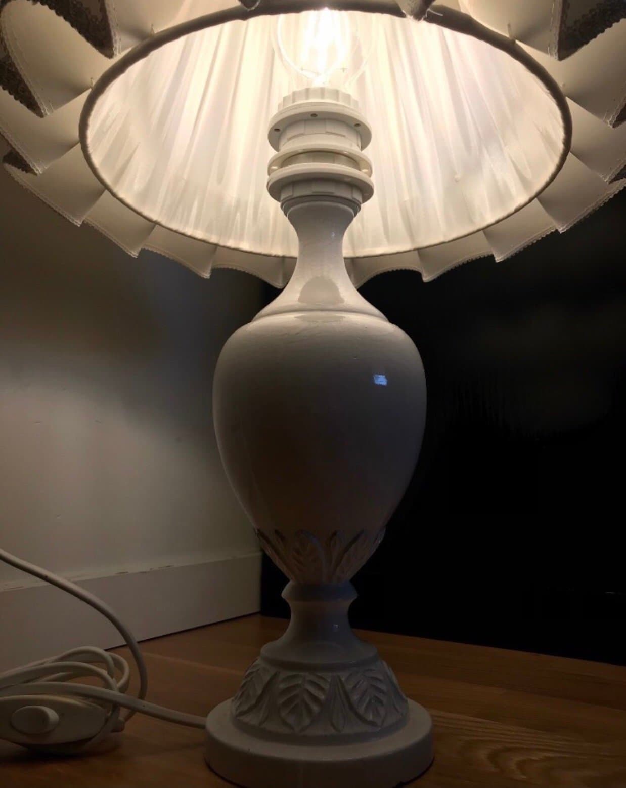 Bordslampa med plisserad skärm