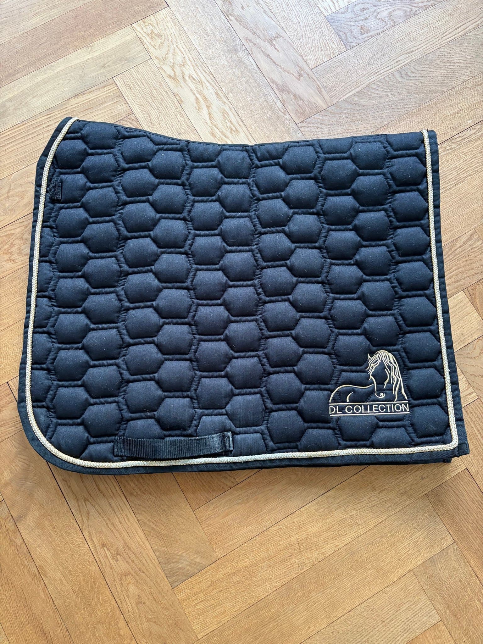 REA!! Svart schabrak, dressyr