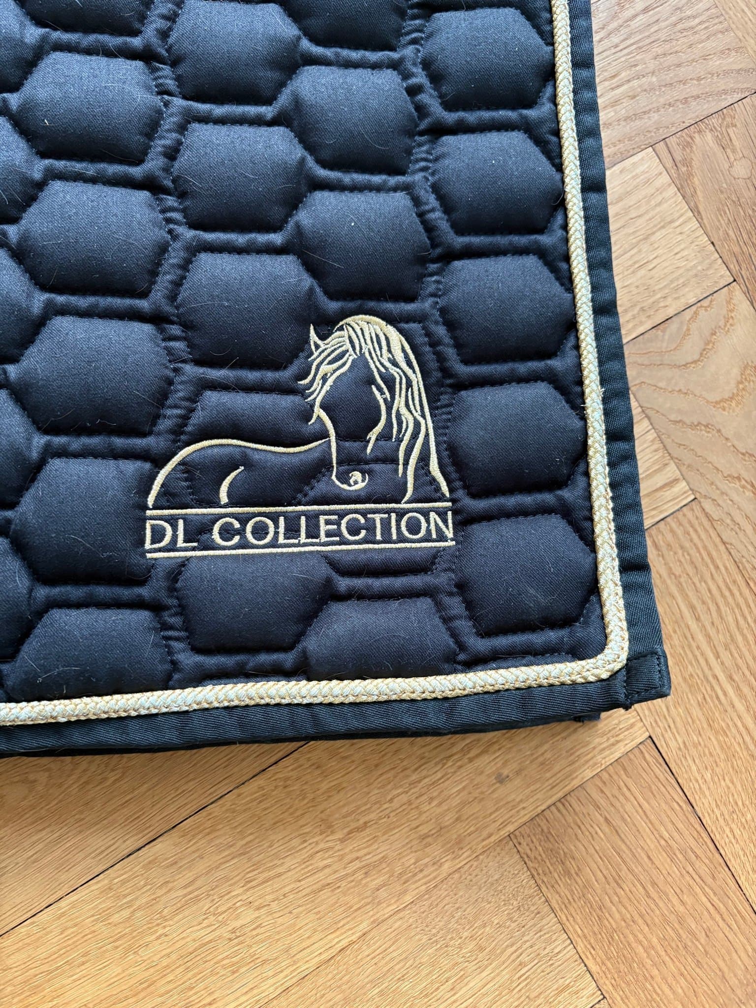 REA!! Svart schabrak, dressyr