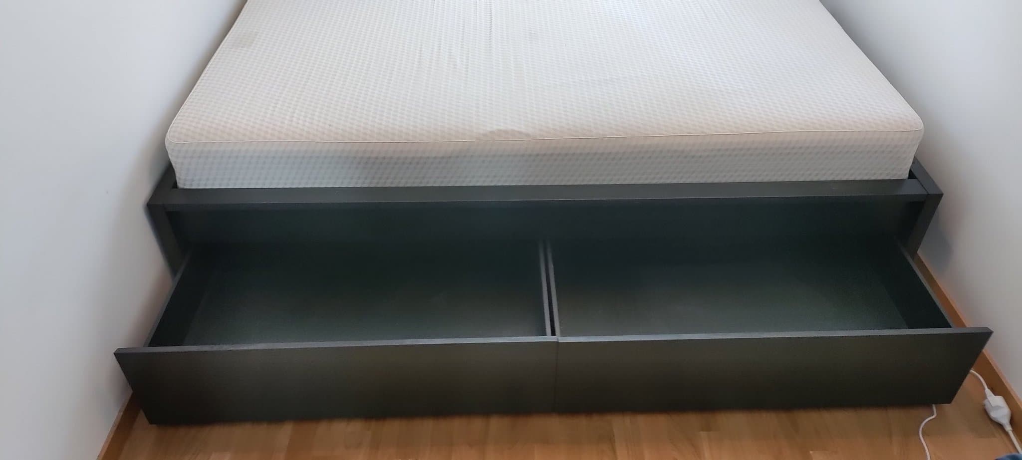 Säng med bra förvaring i två stora lådor under