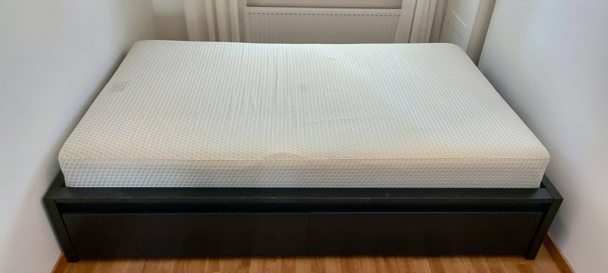Säng med bra förvaring i två stora lådor under