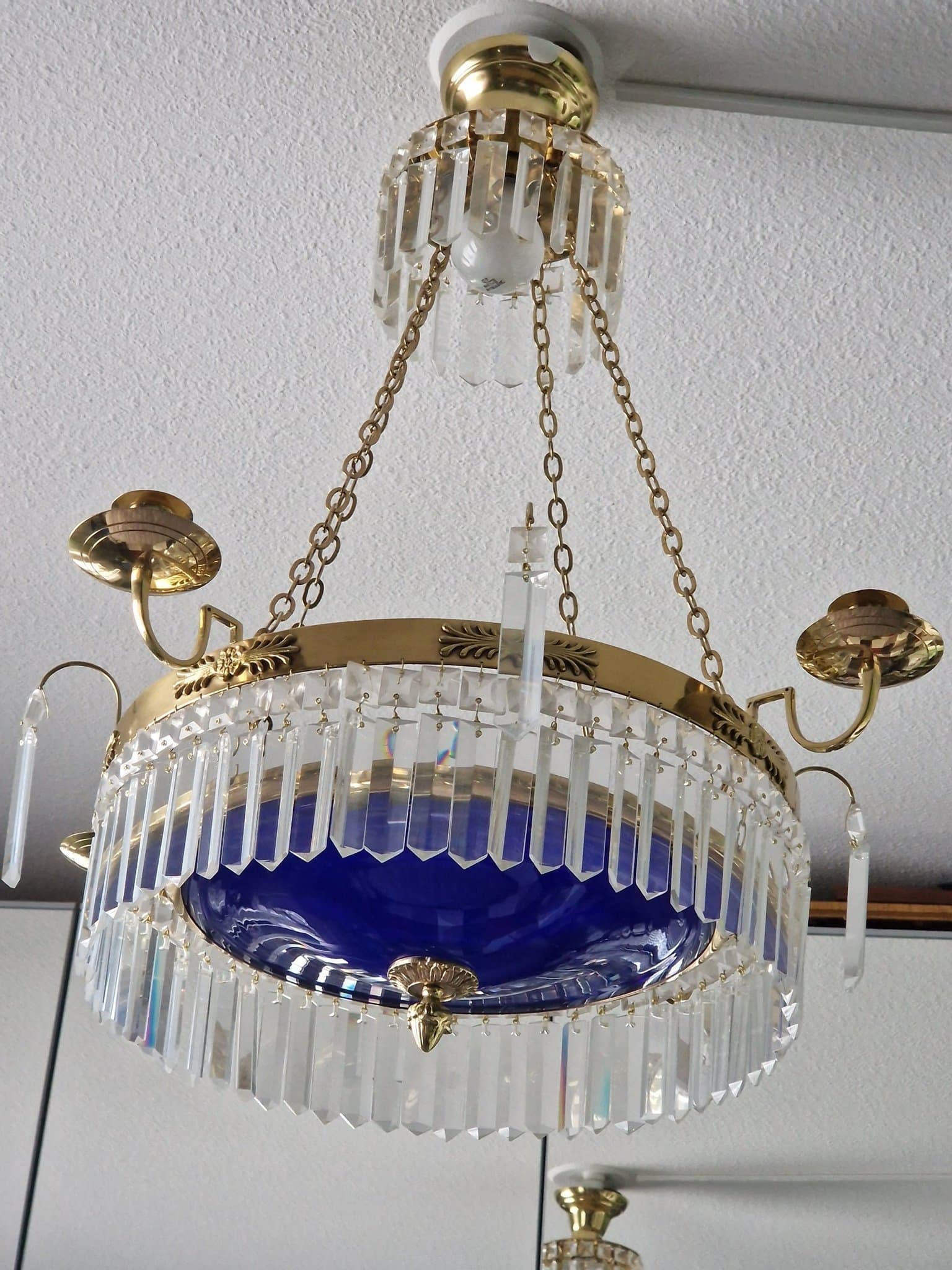 Taklampa i mässing med prismor och blå glasskål