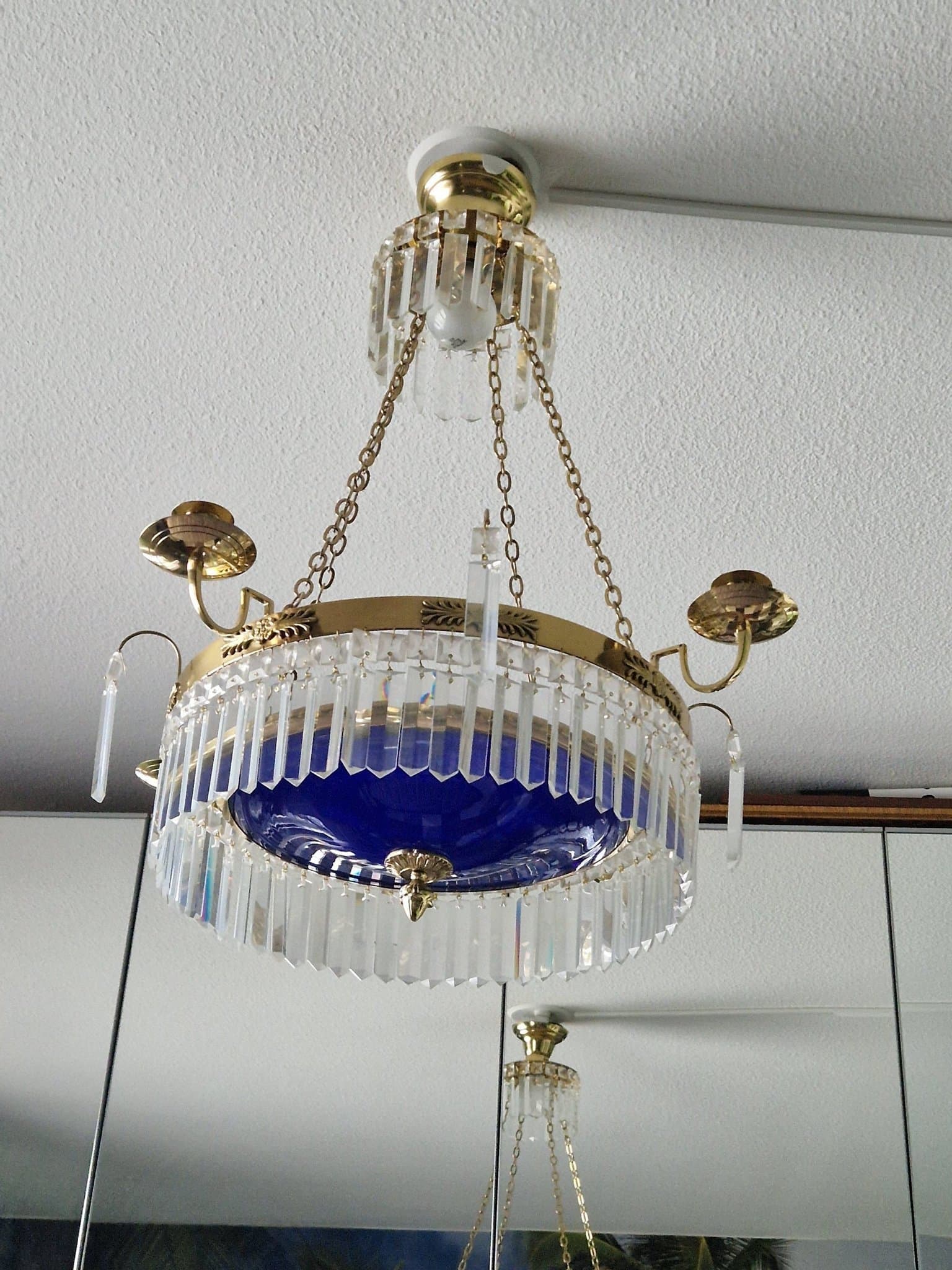 Taklampa i mässing med prismor och blå glasskål