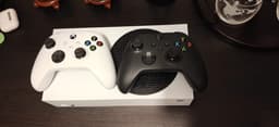 Xbox Series S med två handkontroller