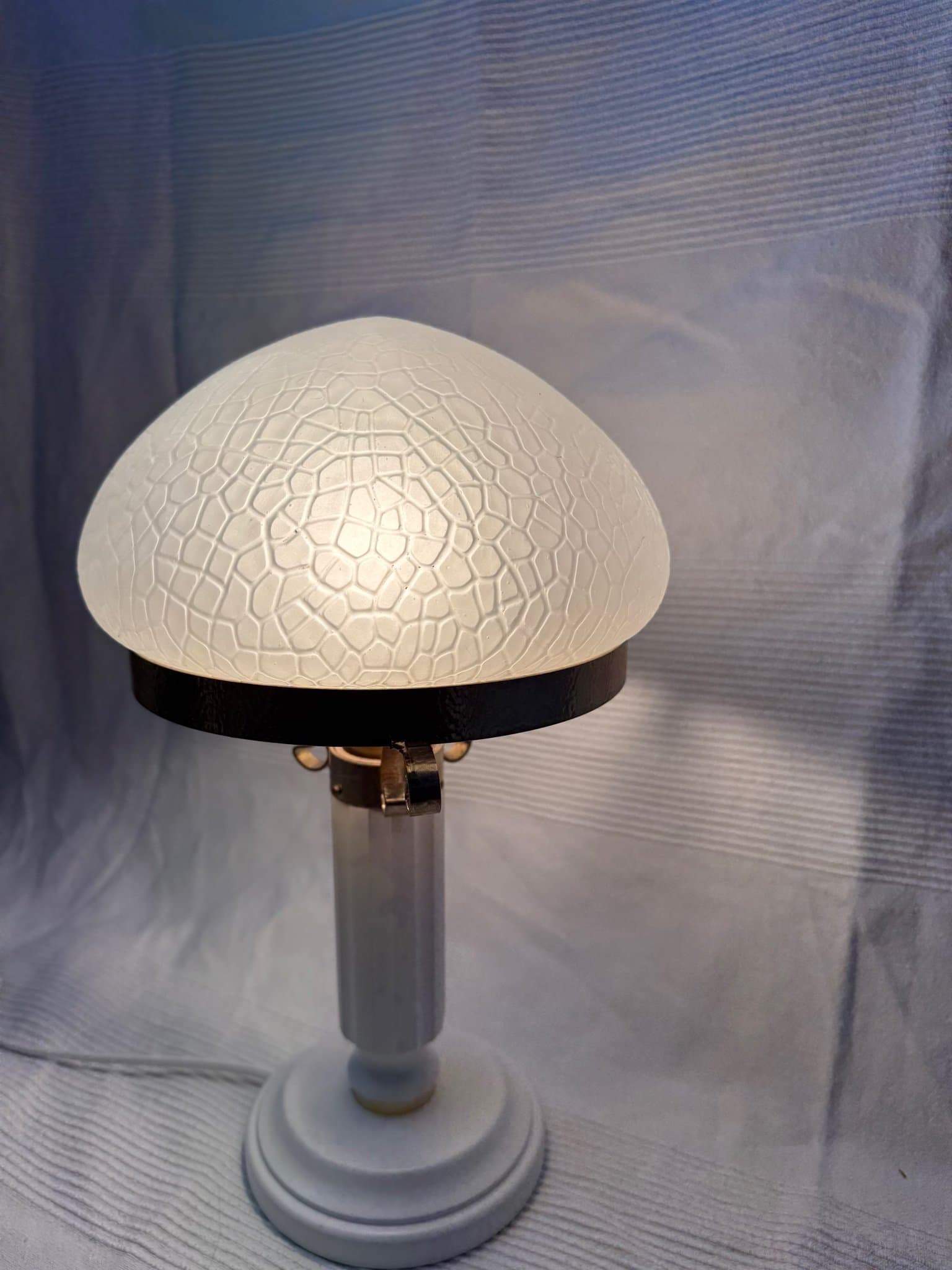 Bordslampa - Vit - Glaskupol - Mässingsdetalj