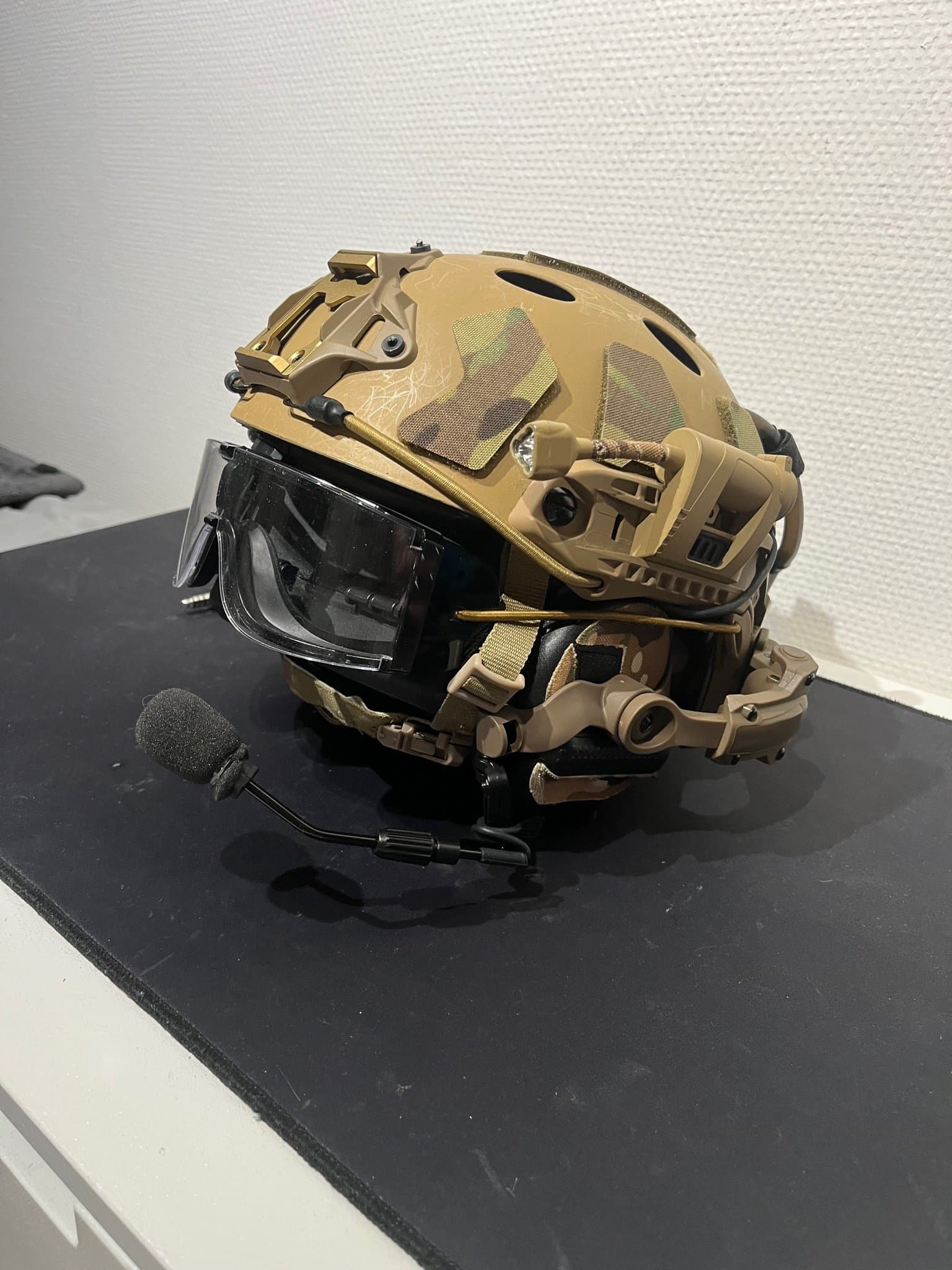 Airsoft hjälm, multicam väst och mycket tillbehör