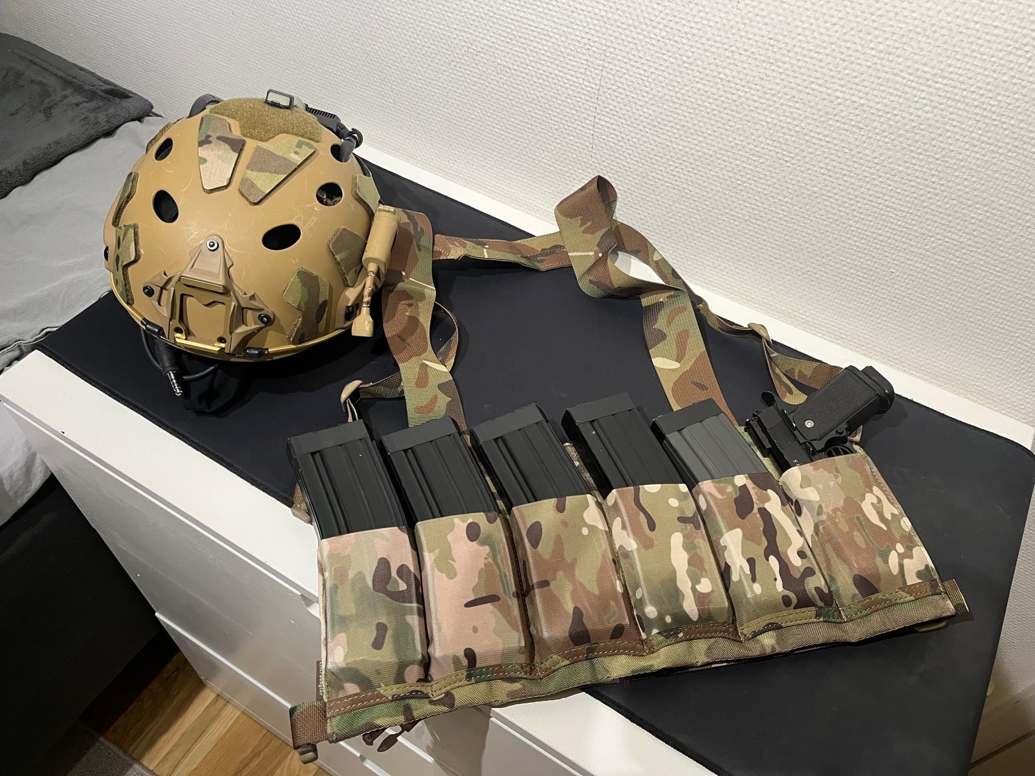 Airsoft hjälm, multicam väst och mycket tillbehör