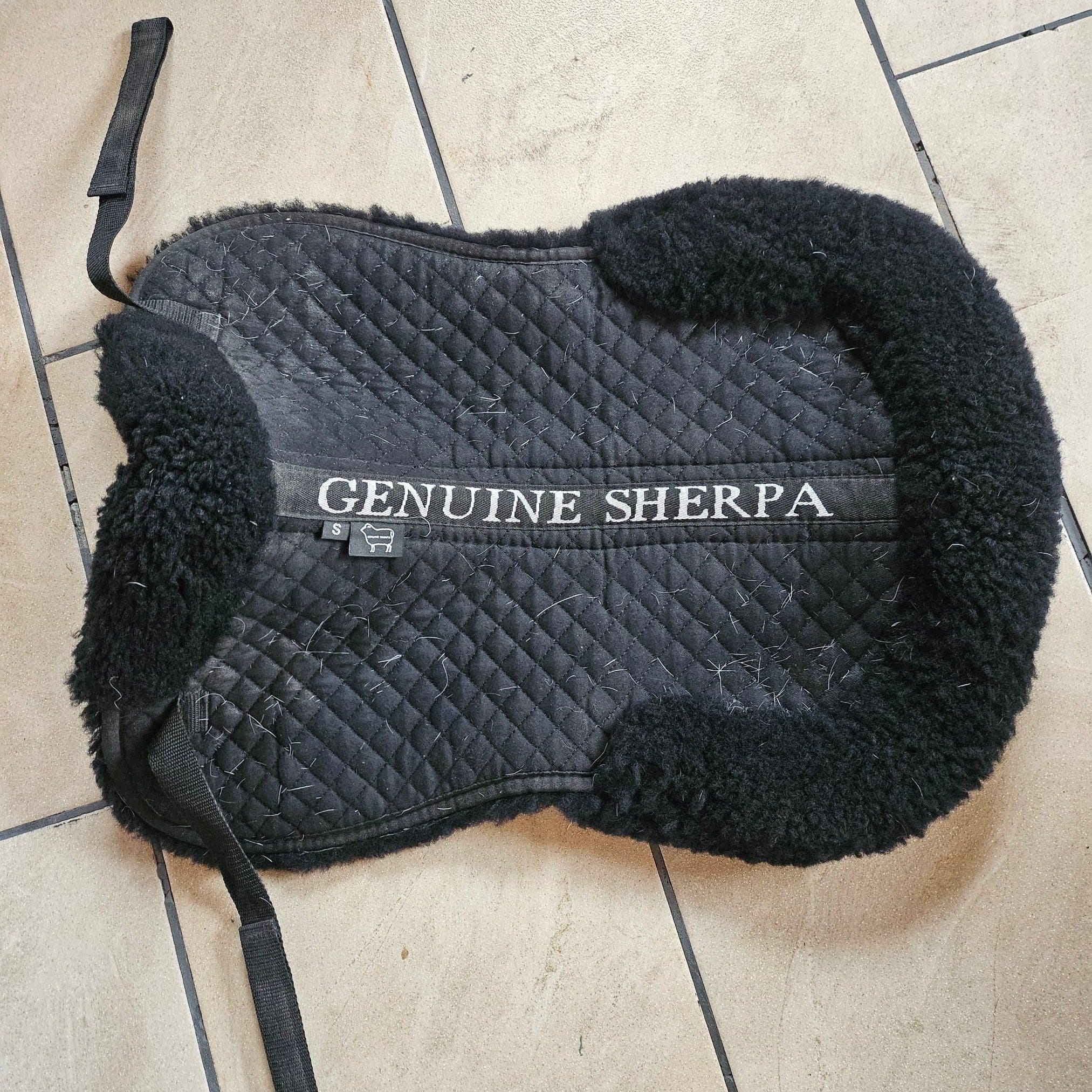 Svart sadelpad i storlek S