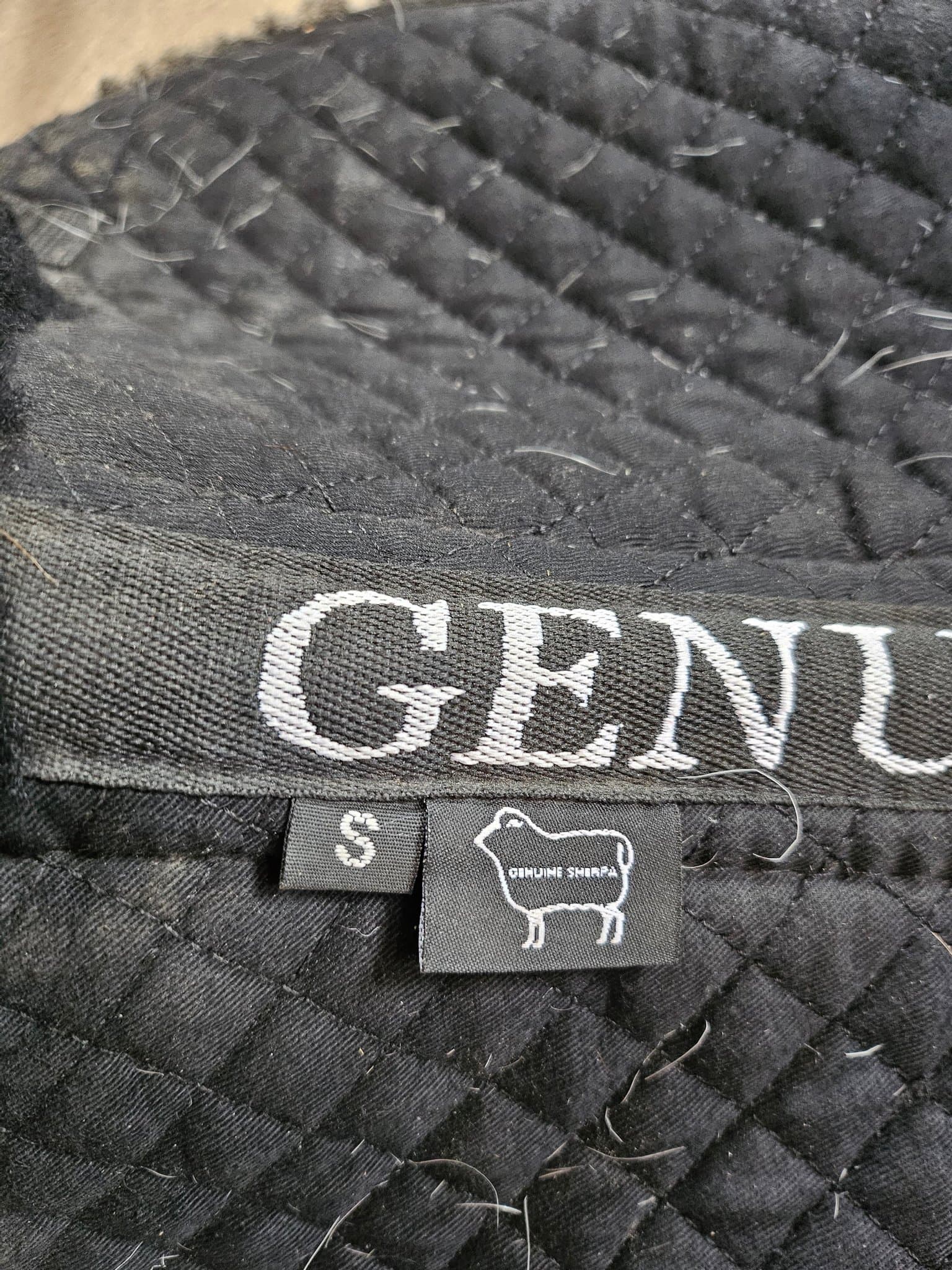 Svart sadelpad i storlek S